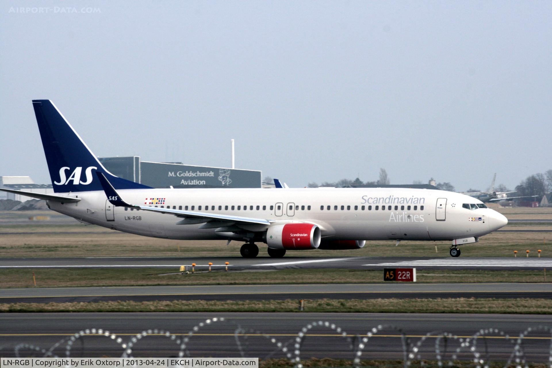 LN-RGB, 2012 Boeing 737-86N C/N 38034, LN-RGB taking off from rw 22R