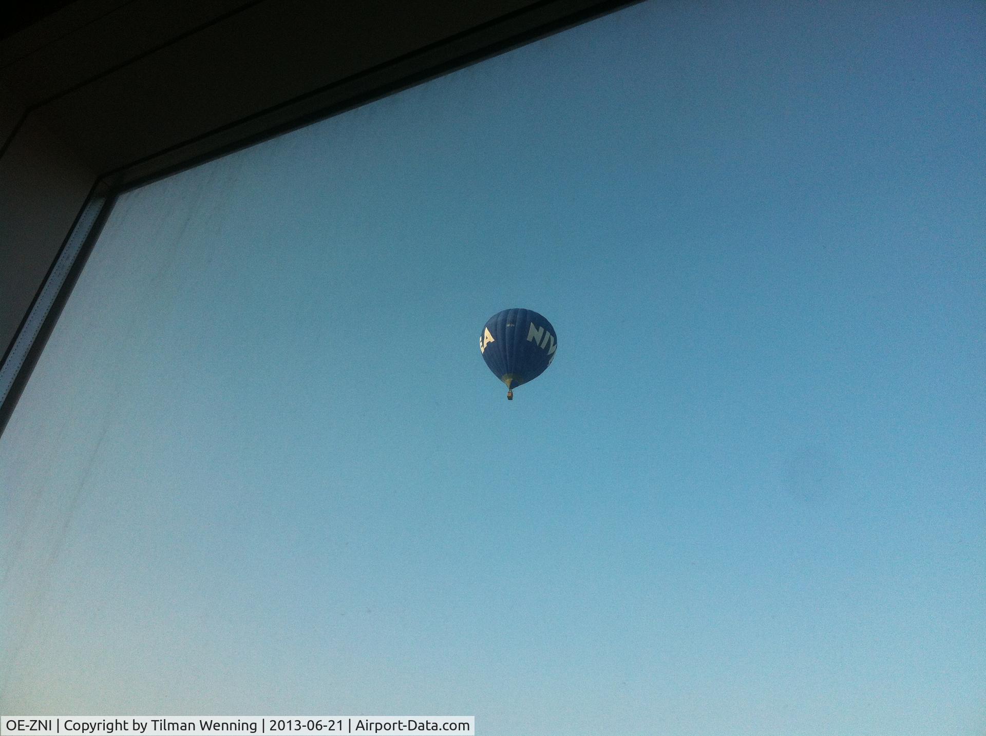 OE-ZNI, 2005 Cameron Balloons Z-150 C/N 10689, Überflug über die Stadt Wien, vom Galaxytower aus fotografiert.

Flight over Vienna, photo taken form Galaxy-Tower.