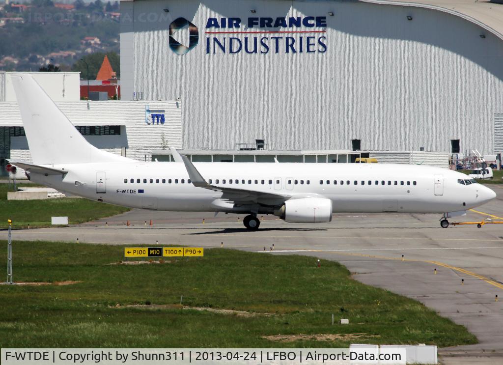 F-WTDE, 1998 Boeing 737-85F C/N 28821, Trackted to the Airport... in all white c/s. Ex. F-GRNC / D-ABBL / EC-LKO