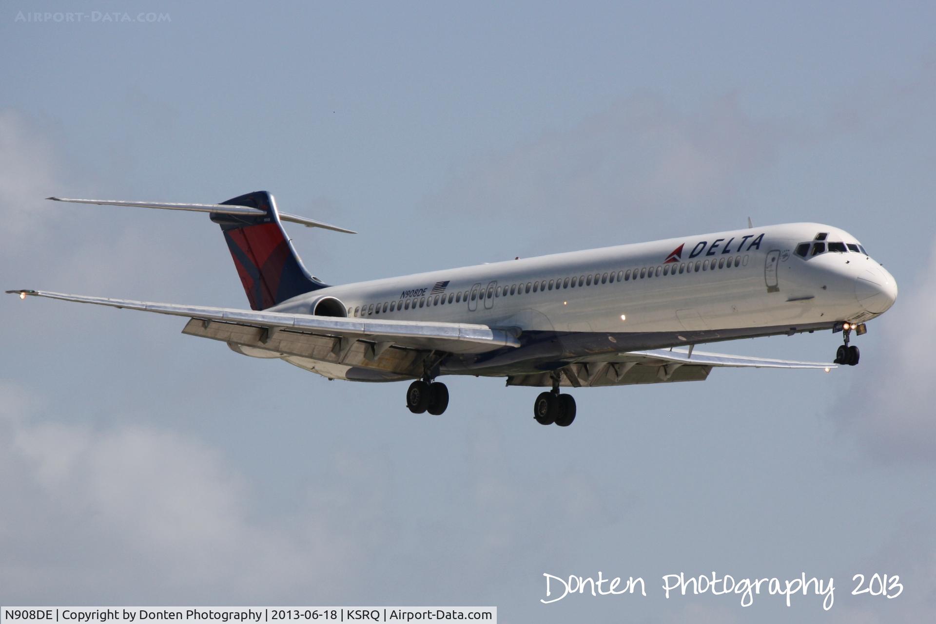 N908DE, 1992 McDonnell Douglas MD-88 C/N 53417, Delta Flight 2298 (N908DE) arrives on Runway 14 at Sarasota-Bradenton International Airport following a flight from Hartsfield-Jackson Atlanta International Airport