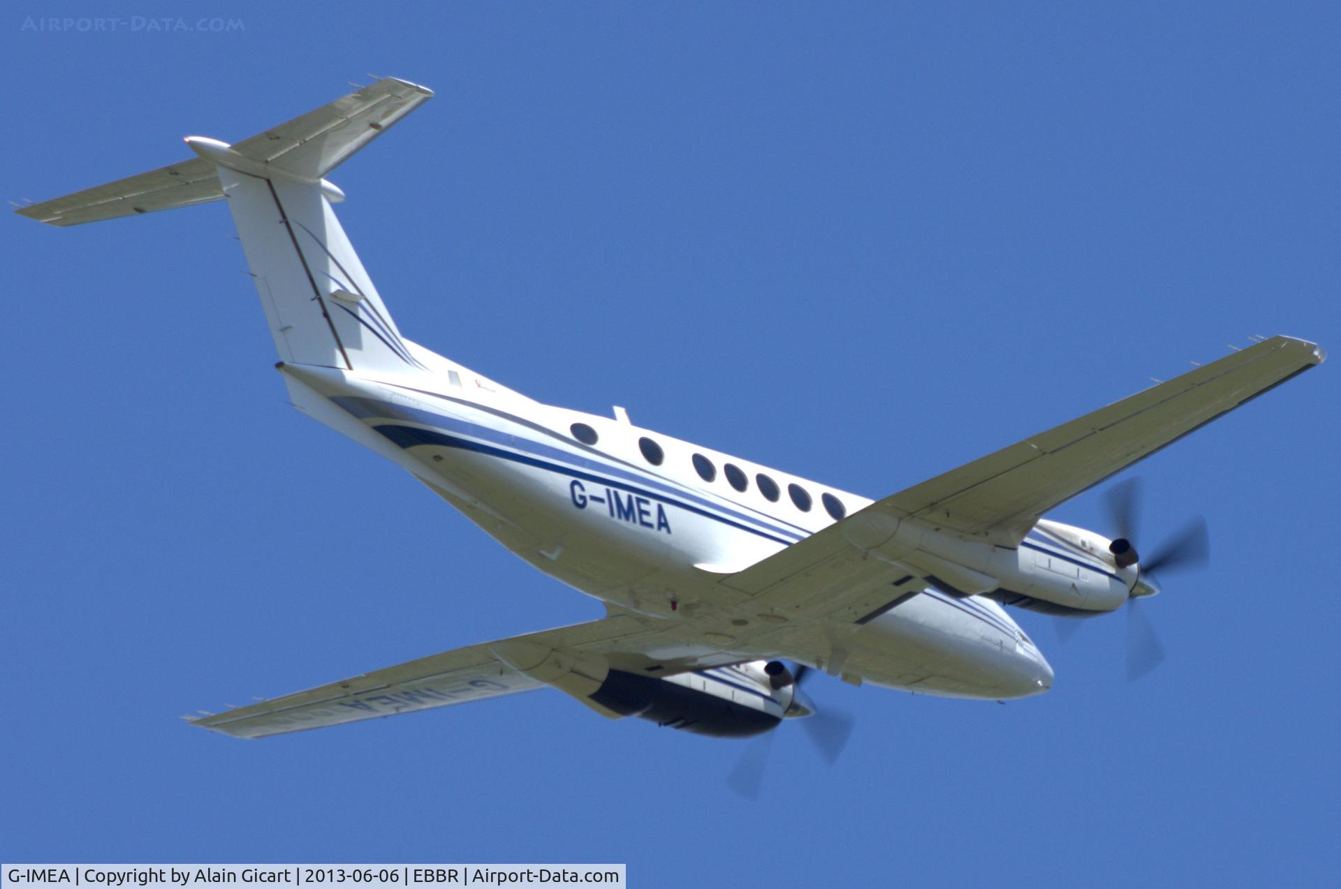 G-IMEA, 1977 Beech 200 Super King Air C/N BB-302, Take-off