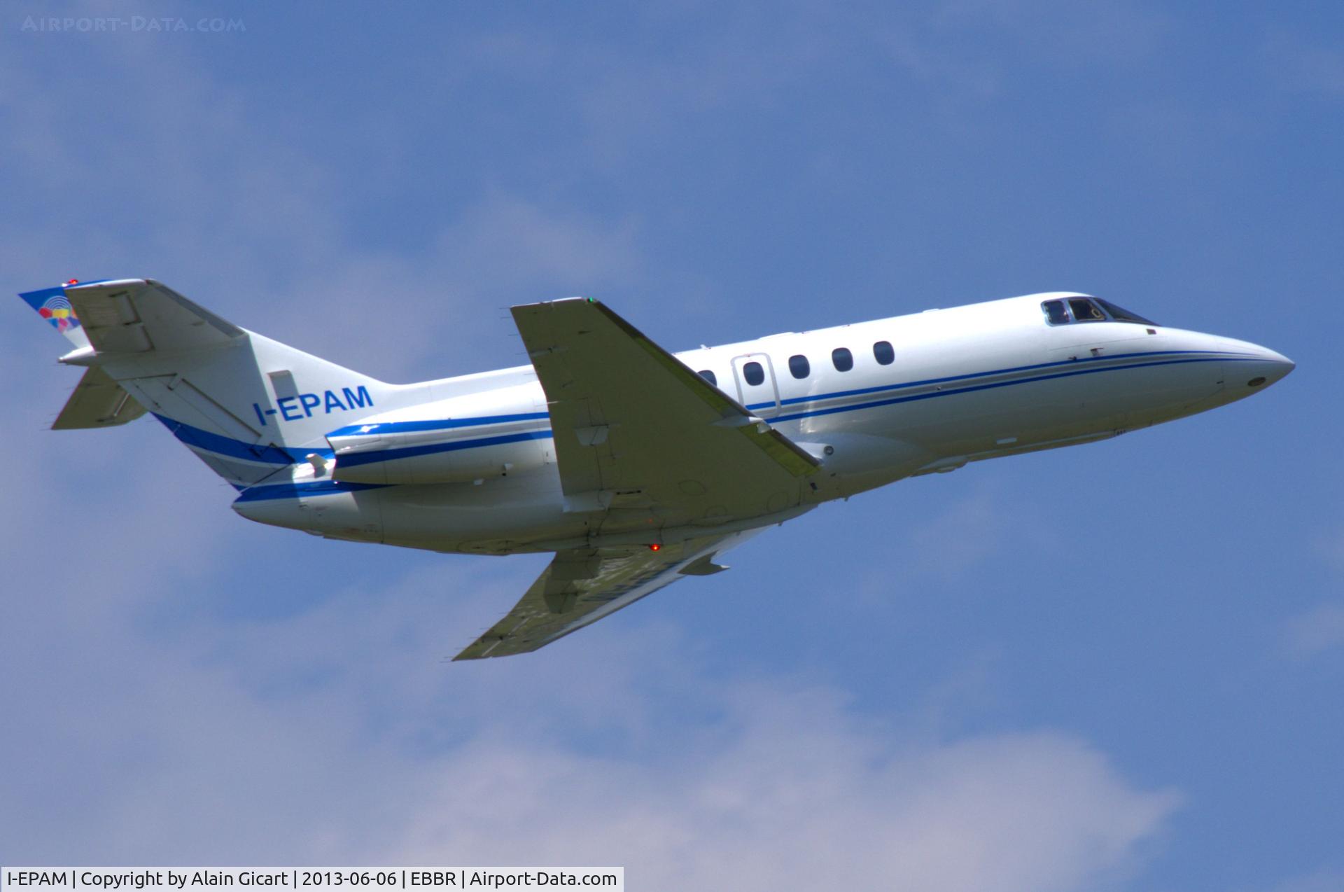 I-EPAM, 2009 Hawker 750 C/N HB-32, Take-off