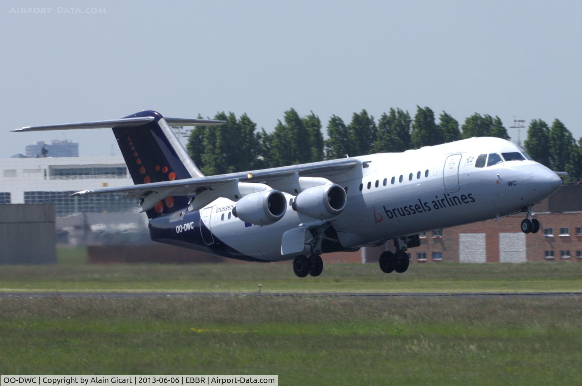 OO-DWC, 1998 British Aerospace Avro 146-RJ100 C/N E3322, Take-off