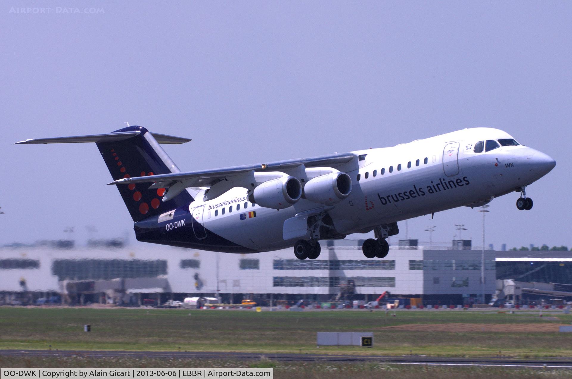OO-DWK, 1999 British Aerospace Avro 146-RJ100 C/N E3360, Take-off