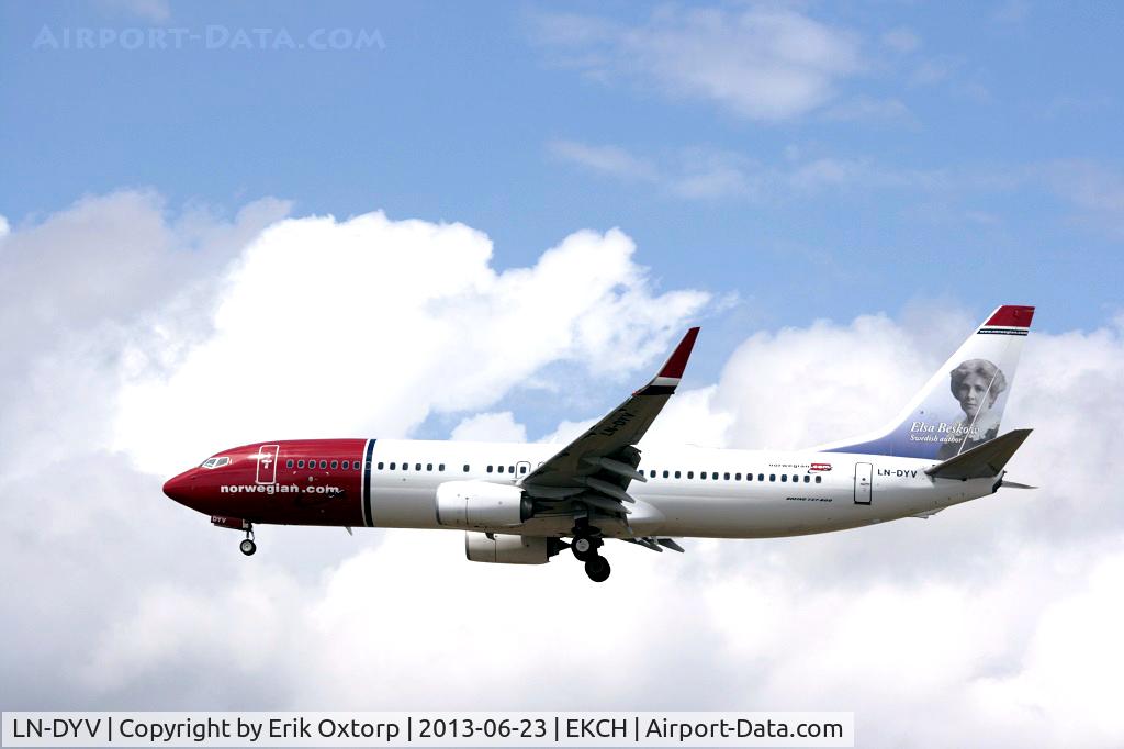 LN-DYV, 2012 Boeing 737-8JP C/N 39009, LN-DYV landing on rw 22L