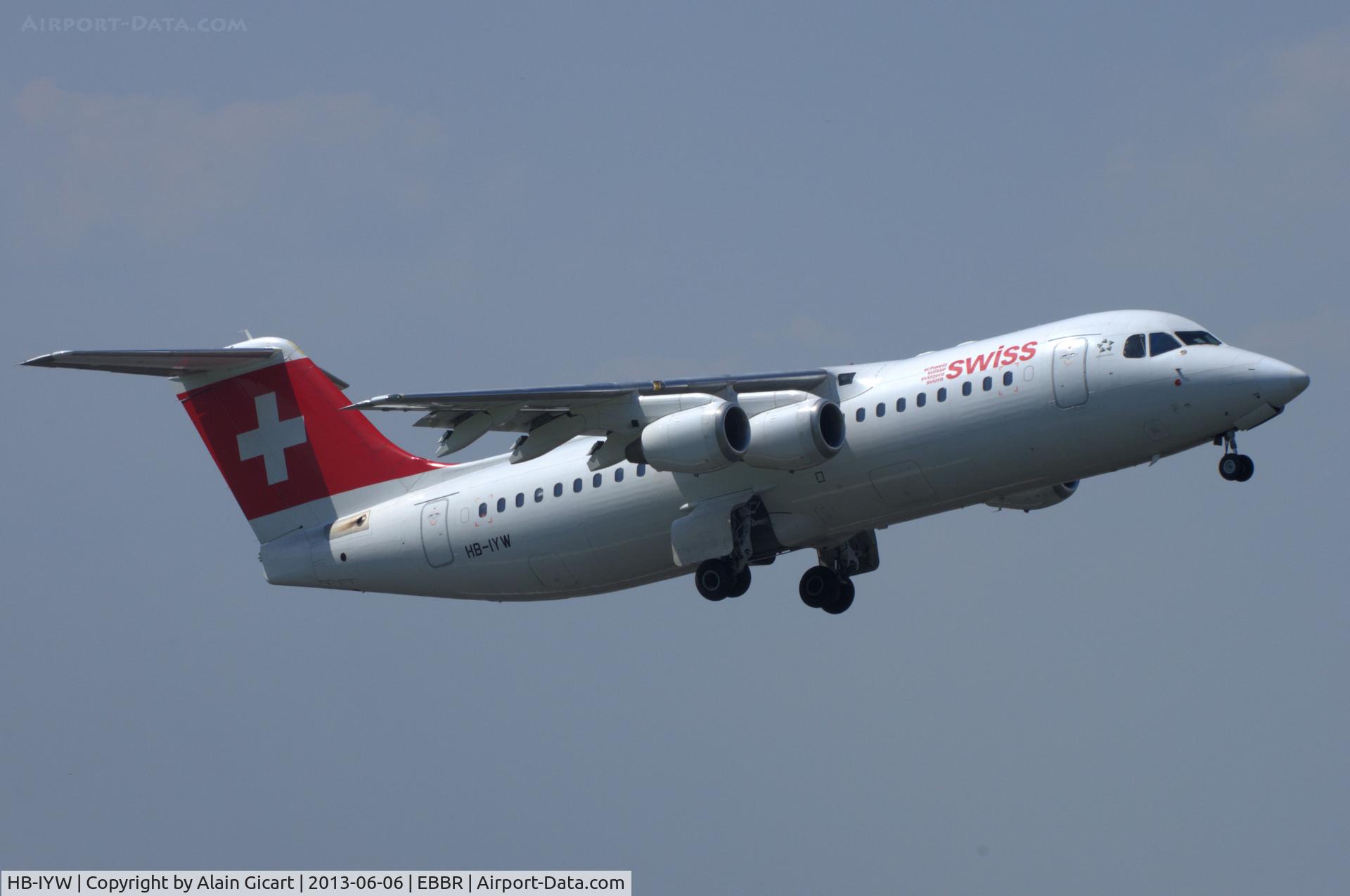HB-IYW, 1999 British Aerospace Avro 146-RJ100 C/N E3359, Tako-OFF