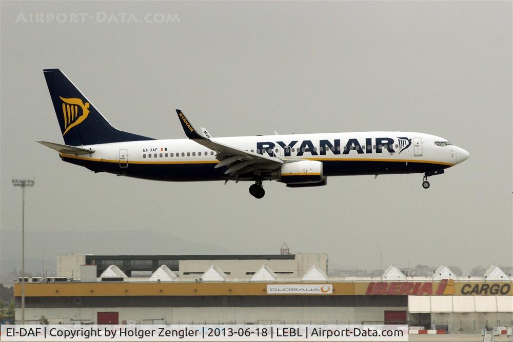 EI-DAF, 2002 Boeing 737-8AS C/N 29939, Final on rwy 07L...