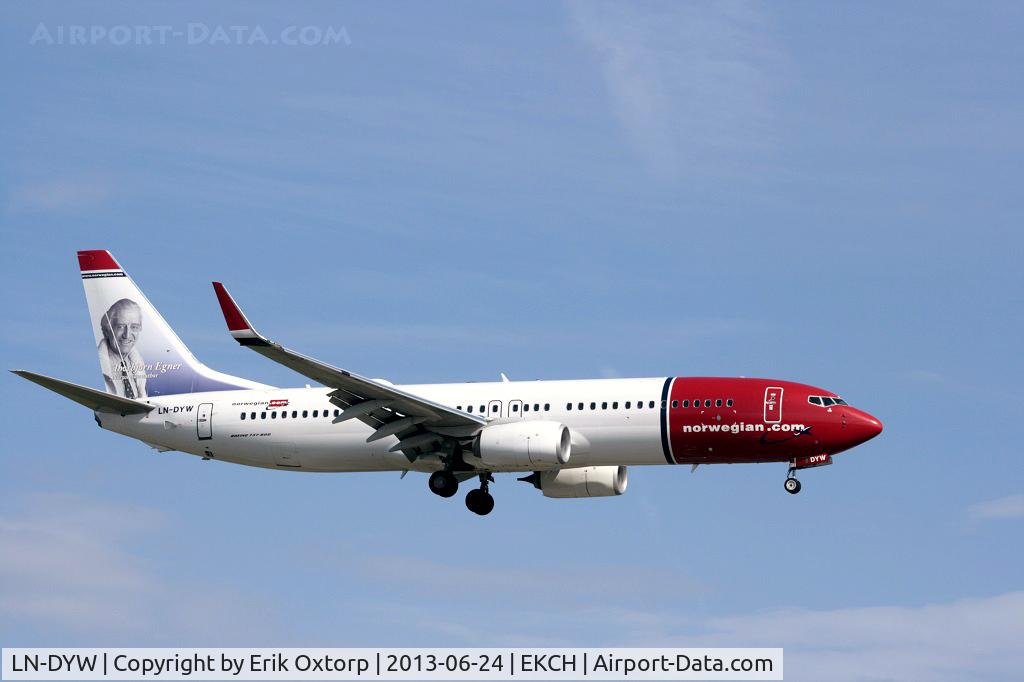 LN-DYW, 2011 Boeing 737-8JP C/N 39010, LN-DYW landing on rw 22L