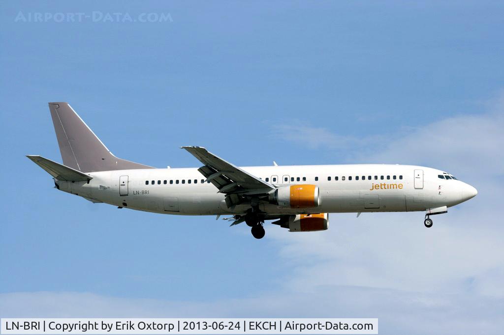 LN-BRI, 1990 Boeing 737-405 C/N 24644, LN-BRI landing on rw 22L