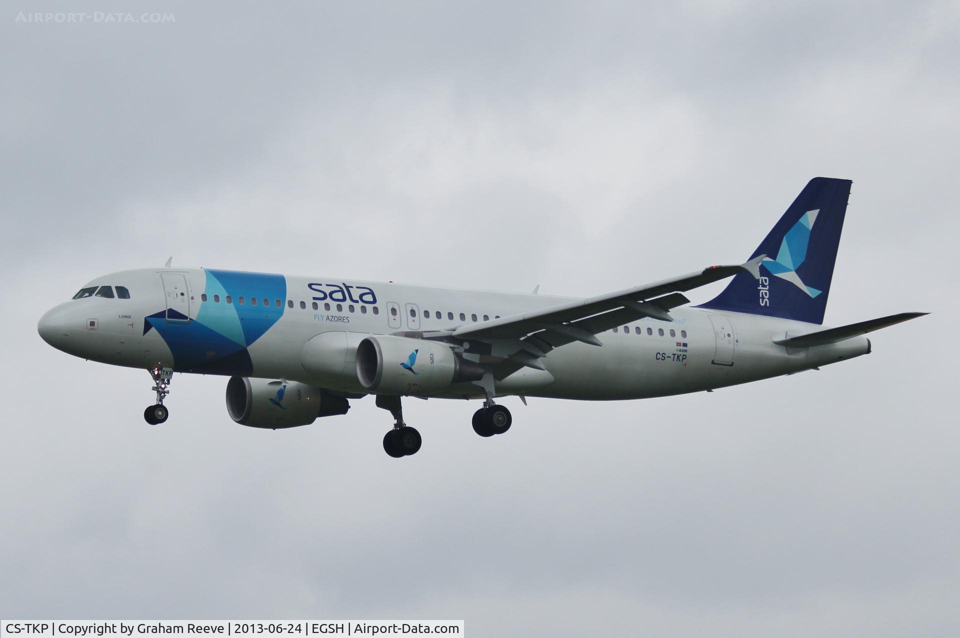 CS-TKP, 2003 Airbus A320-214 C/N 2011, About to touch down on runway 27.