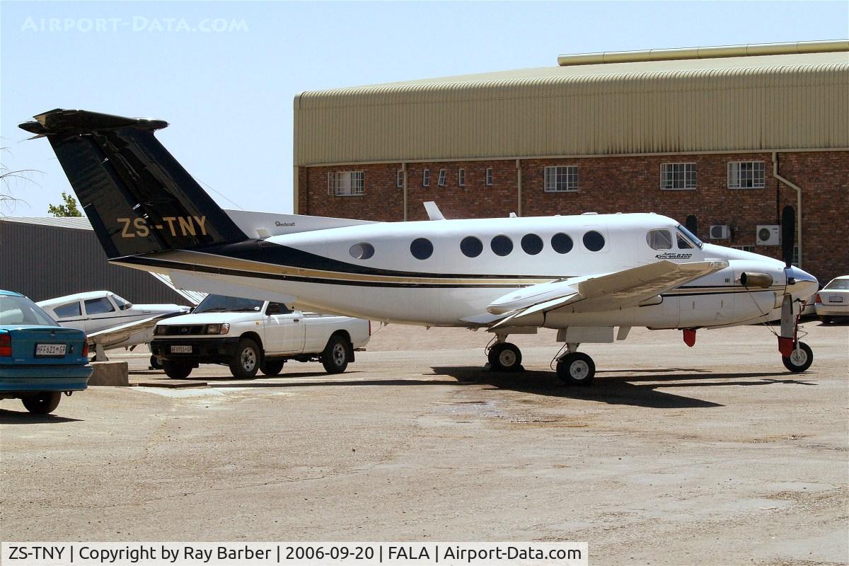 ZS-TNY, 1981 Beech 200 Super King Air C/N BB-914, Beech B200 Super King Air [BB-914] Lanseria~ZS 20/09/2006