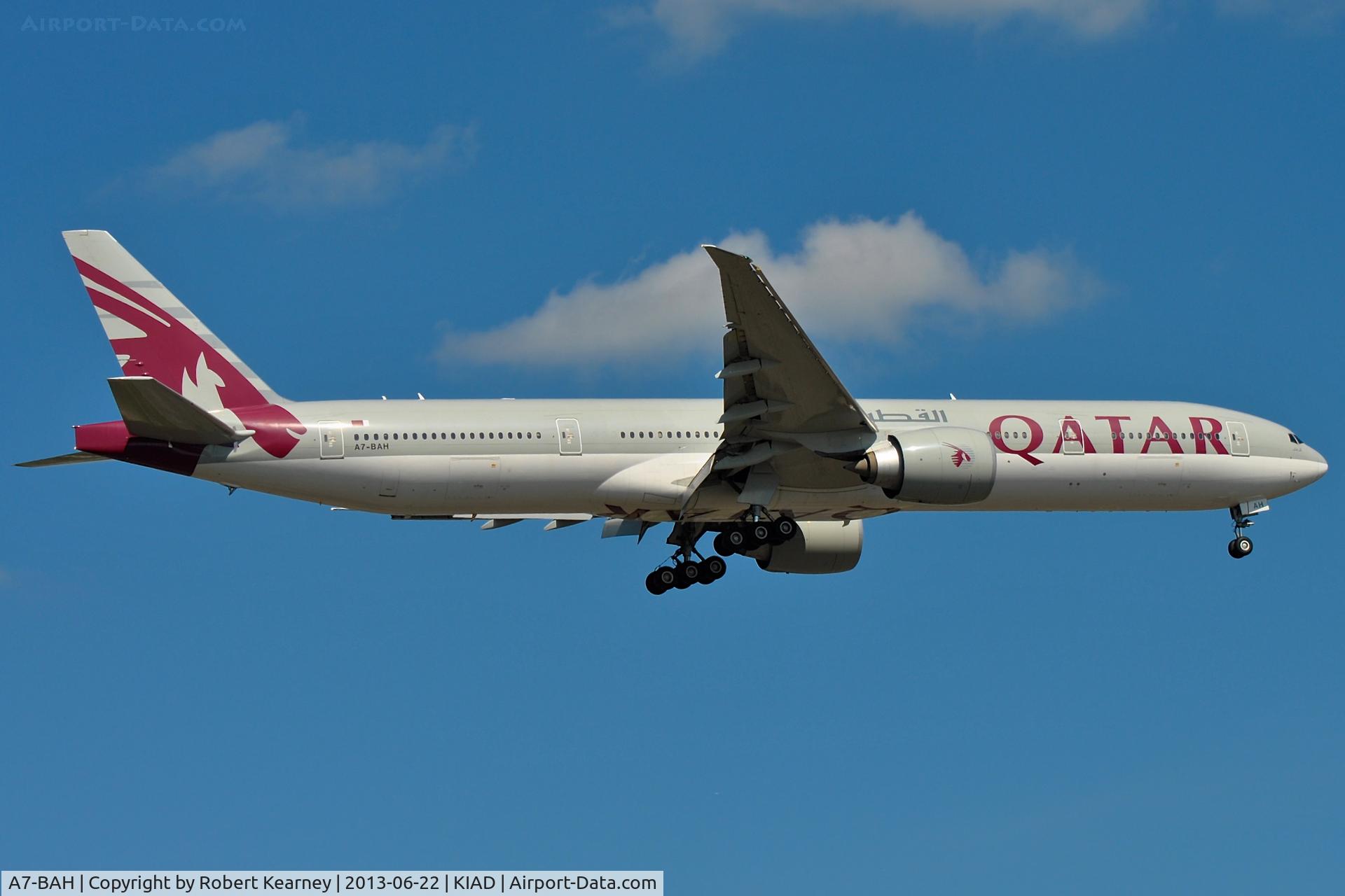 A7-BAH, 2010 Boeing 777-3DZ/ER C/N 37762, On short finals for 19L
