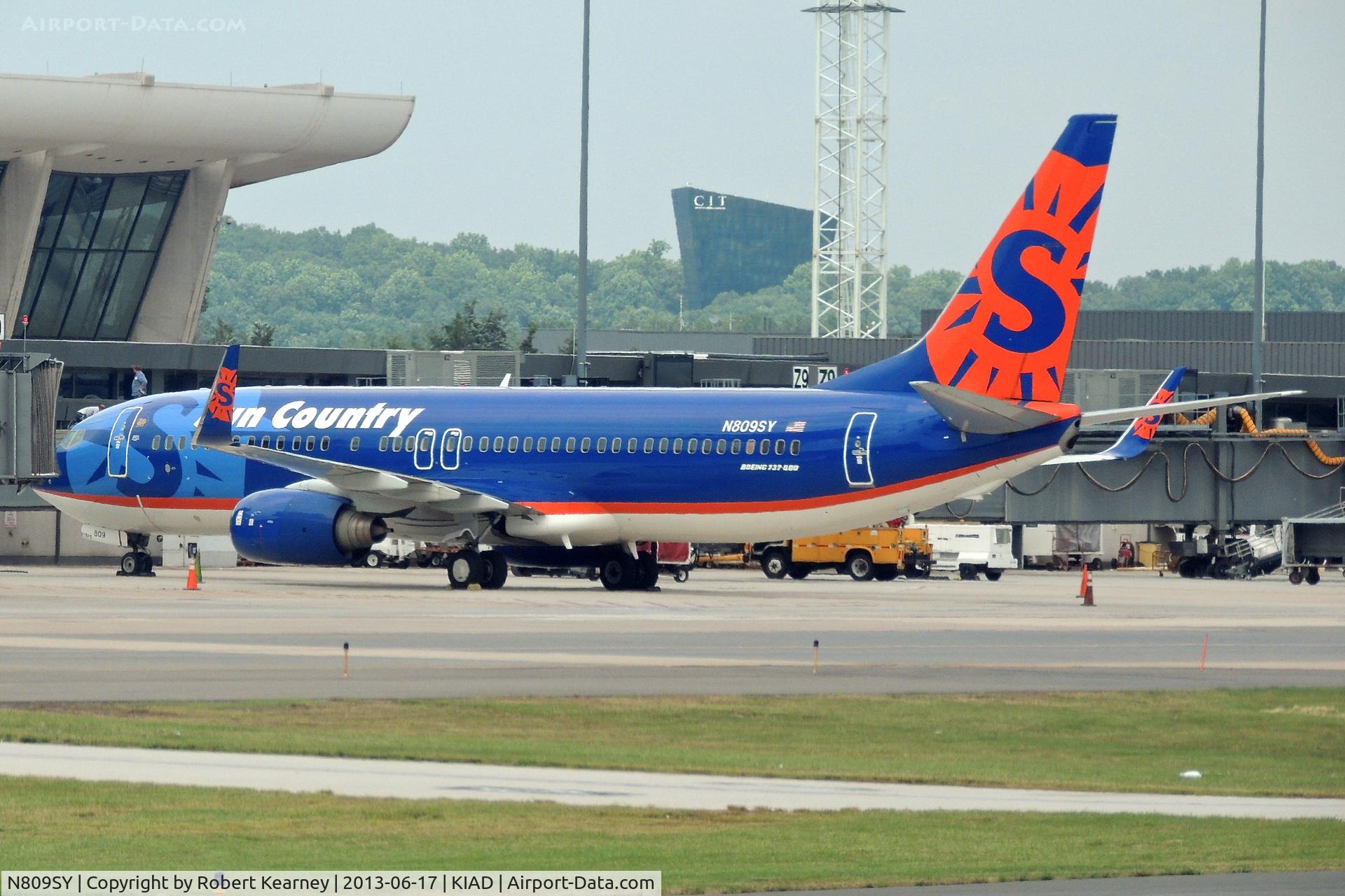 N809SY, 2005 Boeing 737-8Q8 C/N 30683, About to push back for departure
