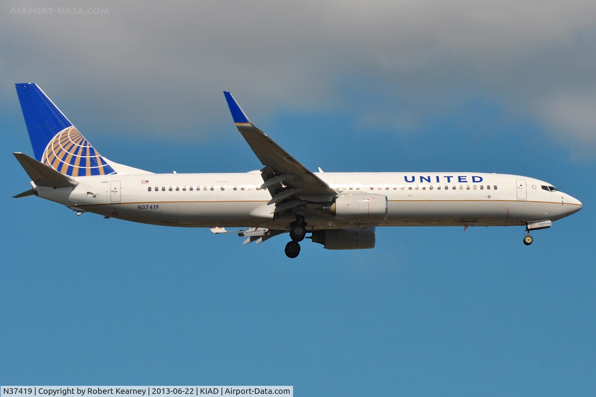 N37419, 2008 Boeing 737-924/ER C/N 31666, On finals for r/w 19L