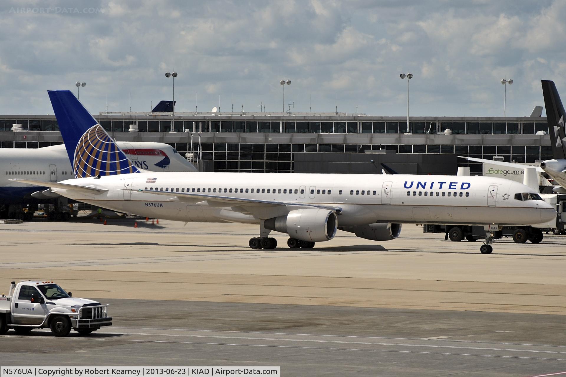 N576UA, 1993 Boeing 757-222 C/N 26690, Taxiing out for departure