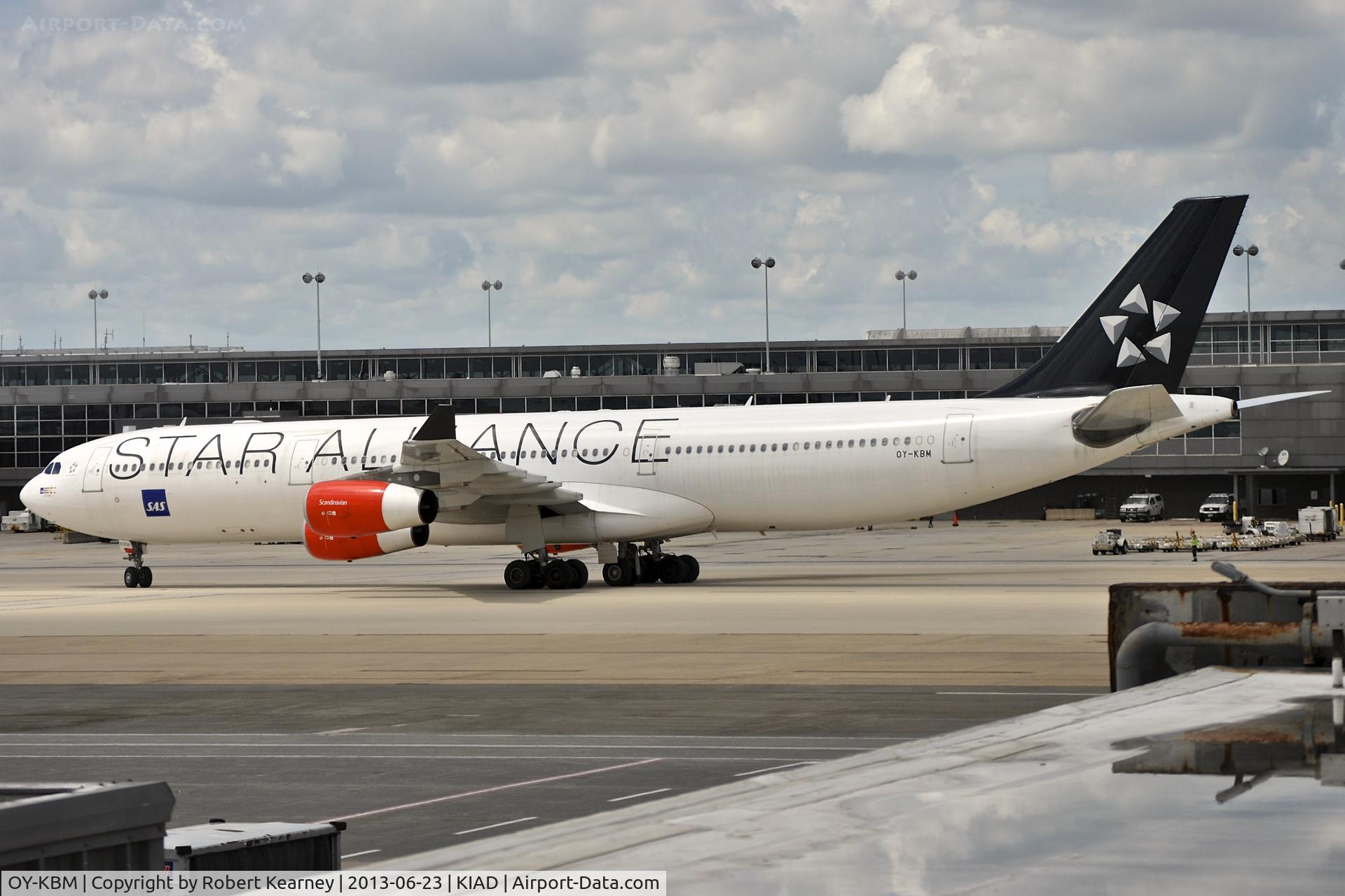 OY-KBM, 2002 Airbus A340-313X C/N 450, Turning onto stand after arrival