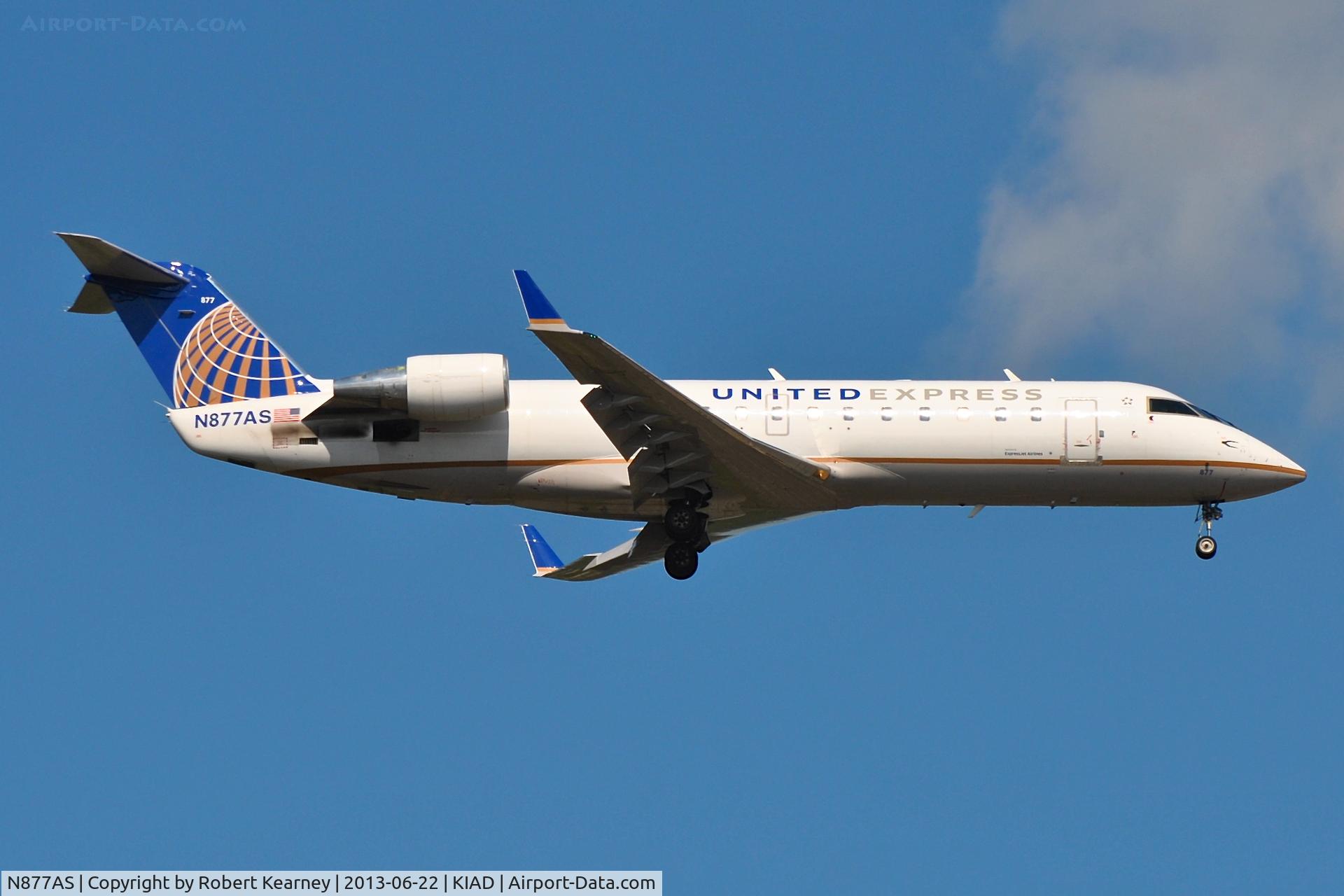 N877AS, 2001 Bombardier CRJ-200ER (CL-600-2B19) C/N 7579, On finals for r/w 19L