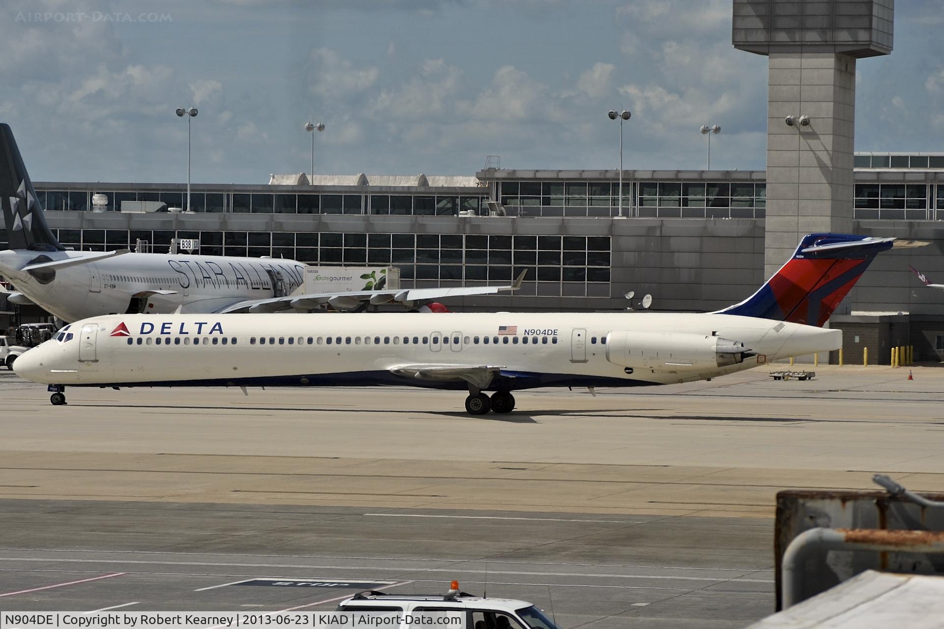 N904DE, 1992 McDonnell Douglas MD-88 C/N 53409, Taxiing to parking after arrival