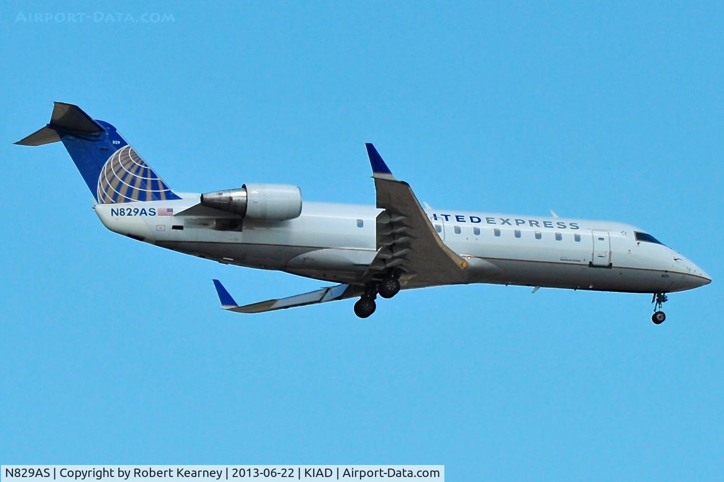 N829AS, 1998 Canadair CRJ-200ER (CL-600-2B19) C/N 7232, On finals for r/w 19L