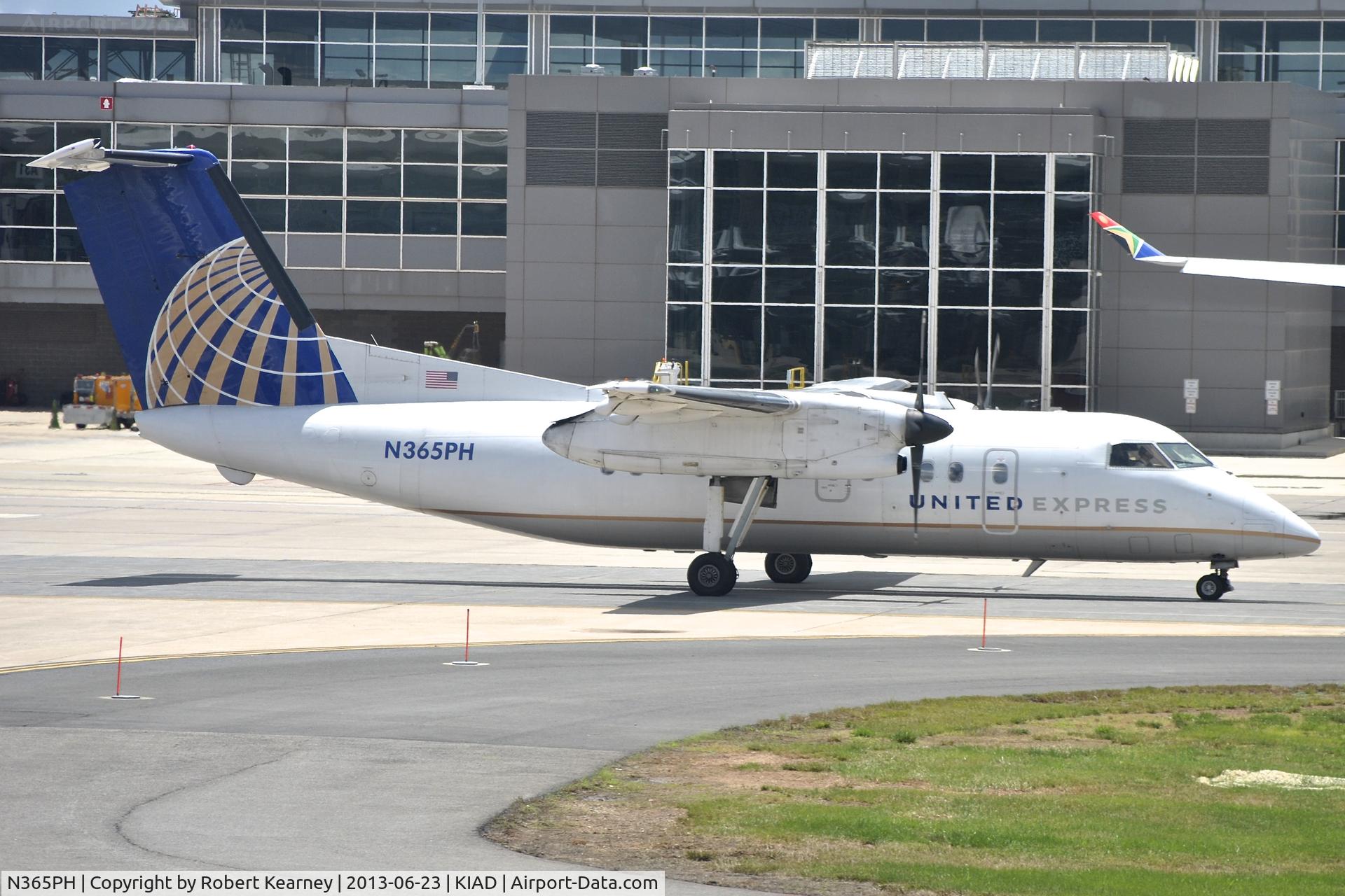 N365PH, 1998 De Havilland Canada DHC-8-202Q Dash 8 C/N 526, Taxiing for departure