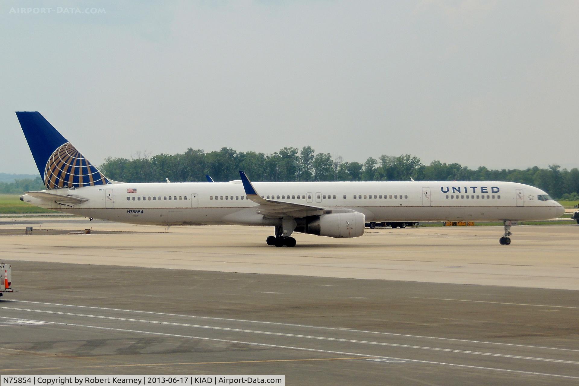 N75854, 2002 Boeing 757-324 C/N 32813, Turning on to stand after arrival