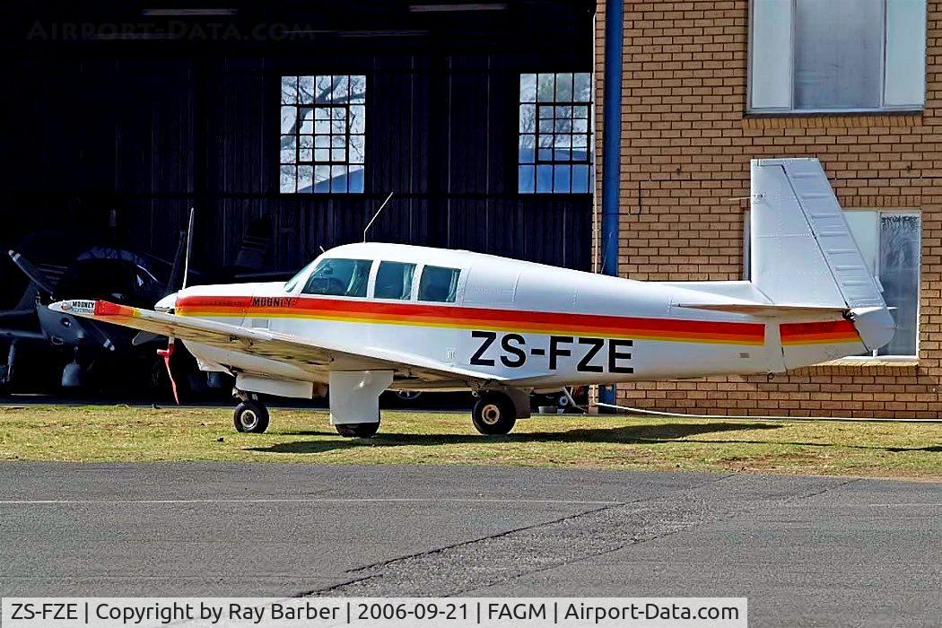 ZS-FZE, 1969 Mooney M-20G Statesman C/N 690014, Mooney M.20G Statesman [690014] Johannesburg-Rand~ZS 21/09/2006