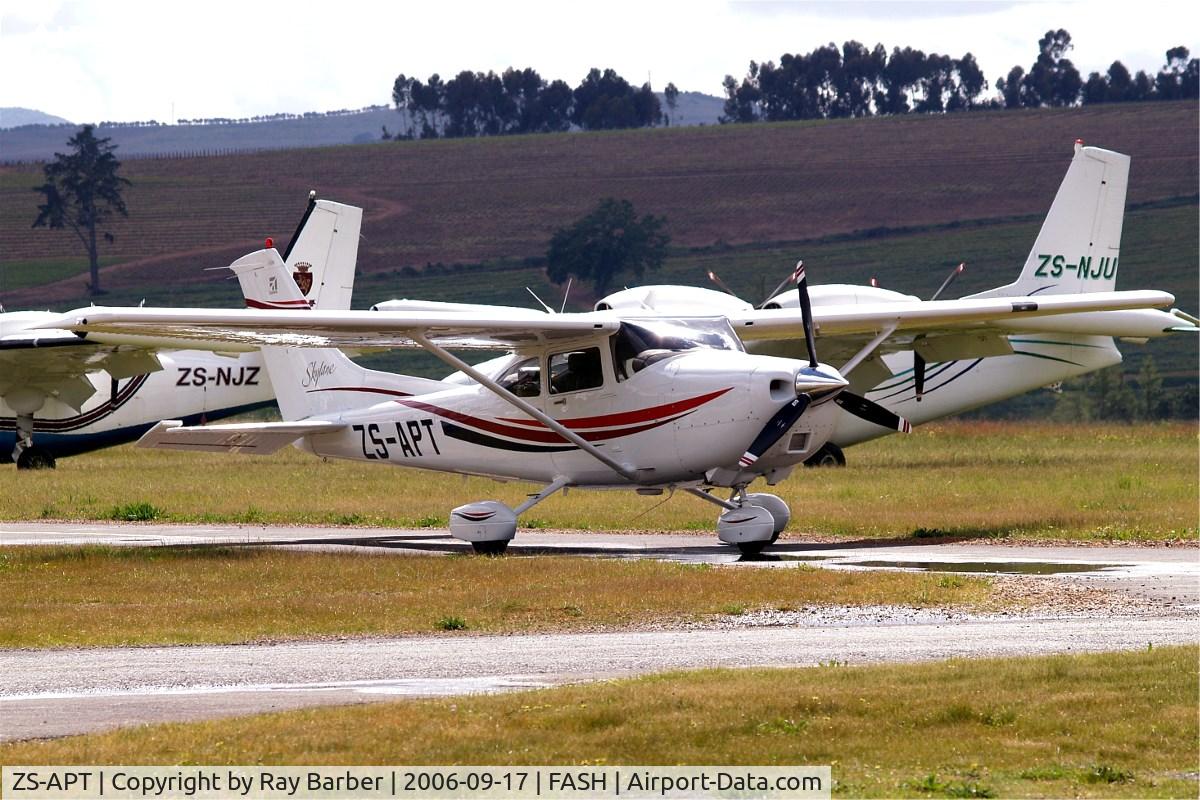 ZS-APT, Cessna 182S Skylane C/N 18280867, Cessna 182S Skylane [182-80867] Stellenbosch~ZS 17/09/2006