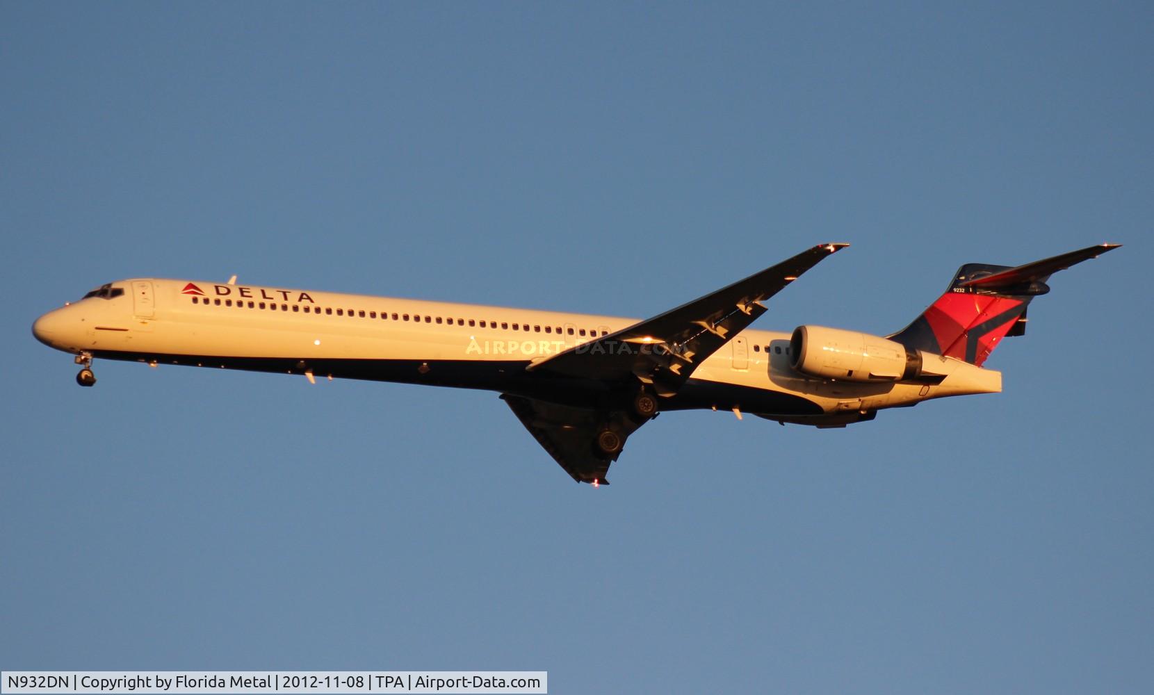 N932DN, 1996 McDonnell Douglas MD-90-30 C/N 53457, Delta MD-90