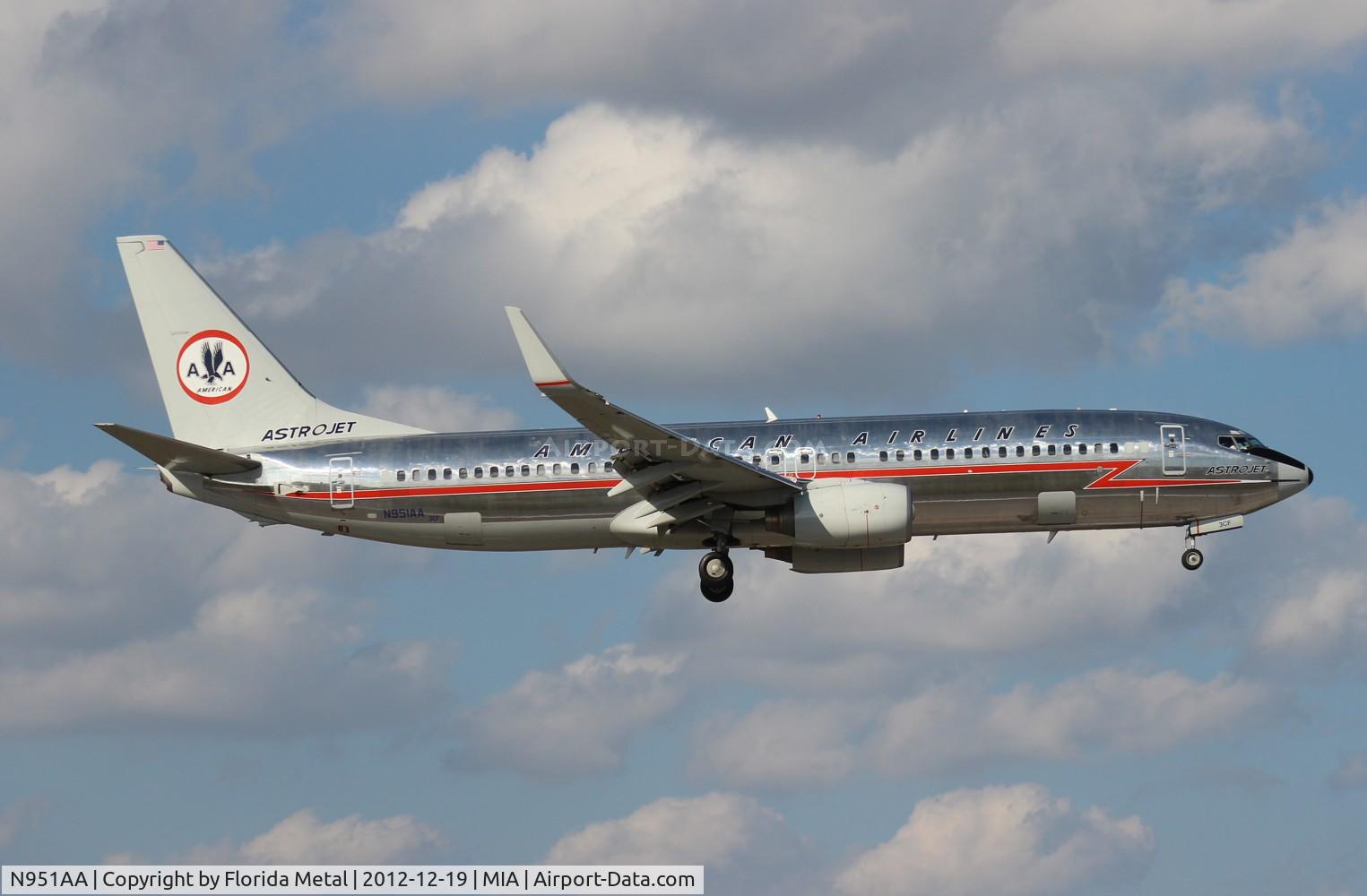 N951AA, 2000 Boeing 737-823 C/N 29538, American retro 737