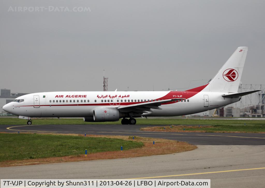 7T-VJP, 2001 Boeing 737-8D6 C/N 30208, Taxiing holding point rwy 32R for departure in modified new livery
