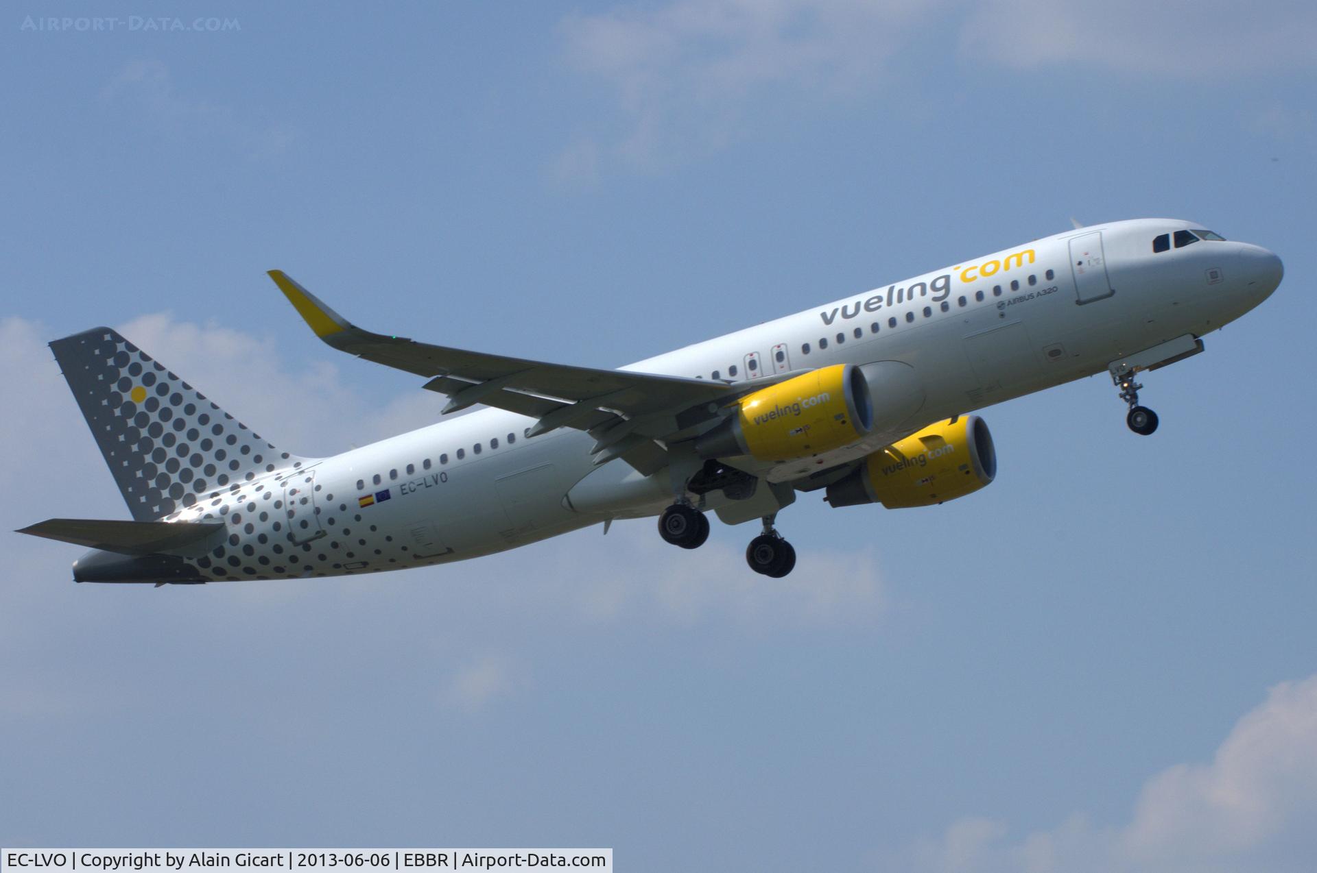 EC-LVO, 2013 Airbus A320-214 C/N 5533, Take off