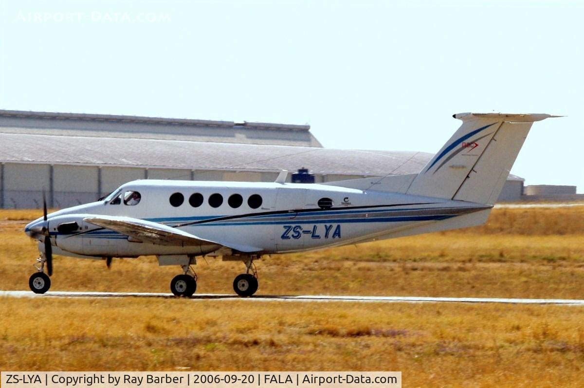 ZS-LYA, 1975 Beech 200 C/N BB-26, Beech 200 King Air [BB-26] Lanseria~ZS 20/09/2006