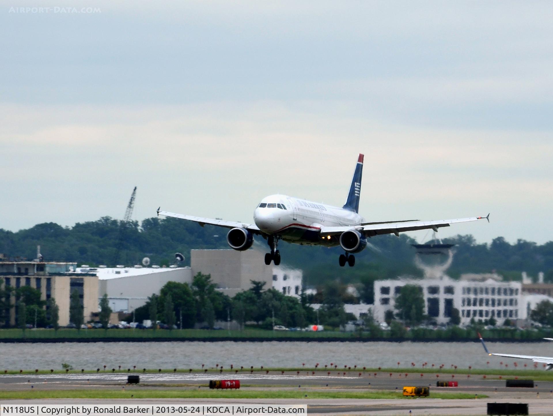 N118US, 2000 Airbus A320-214 C/N 1264, Approach to DCA