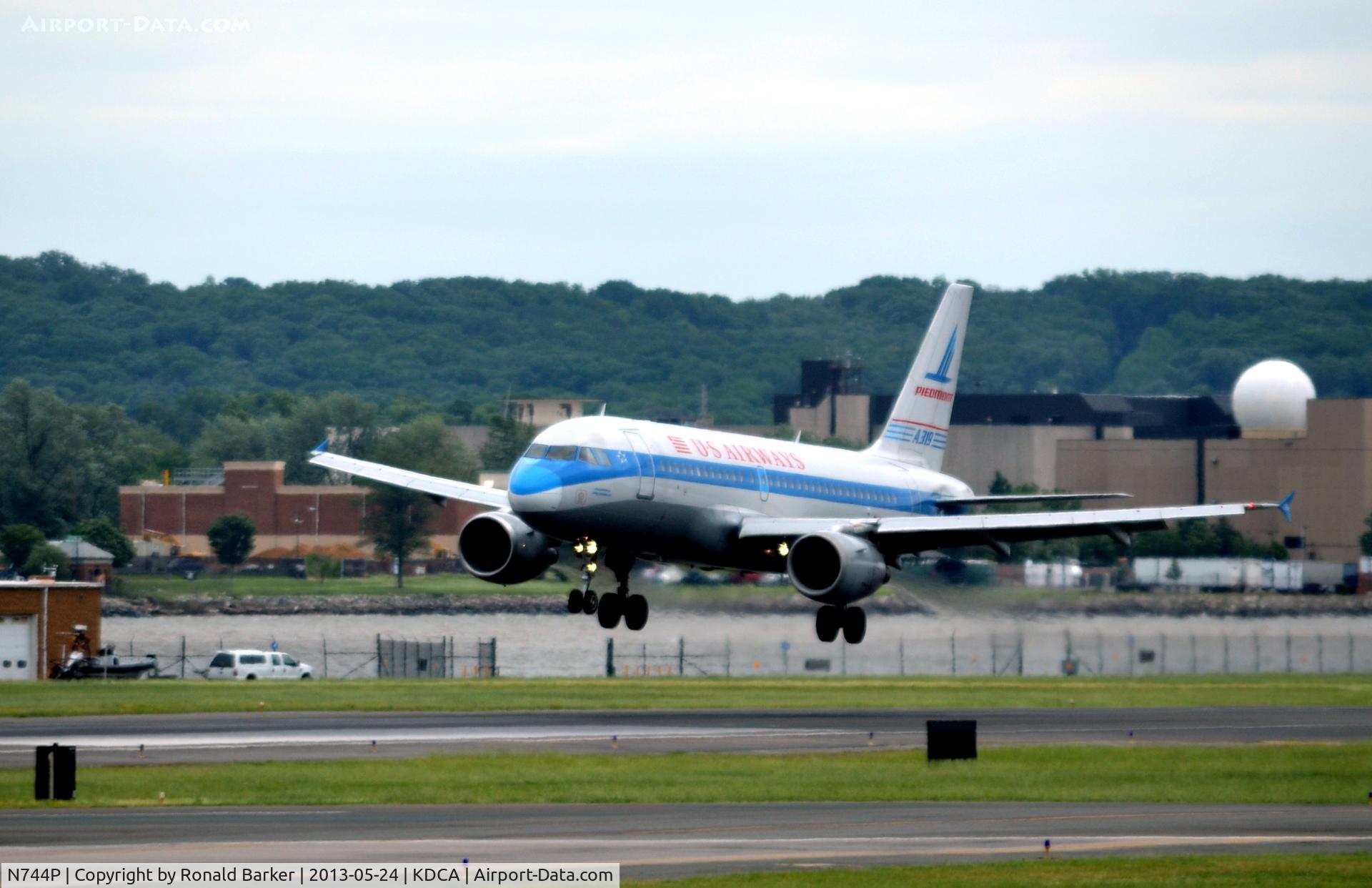 N744P, 2000 Airbus A319-112 C/N 1287, Approach to DCA