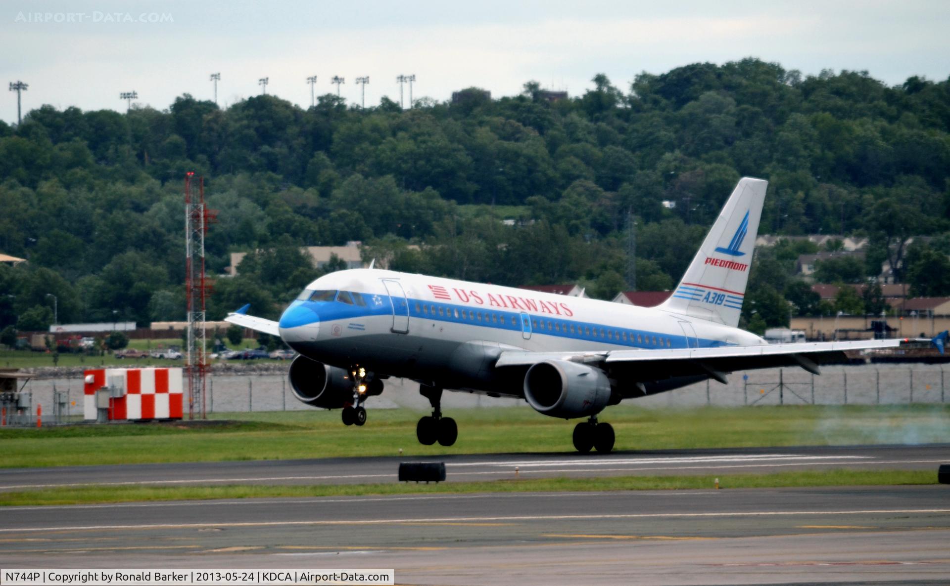 N744P, 2000 Airbus A319-112 C/N 1287, Landing DCA