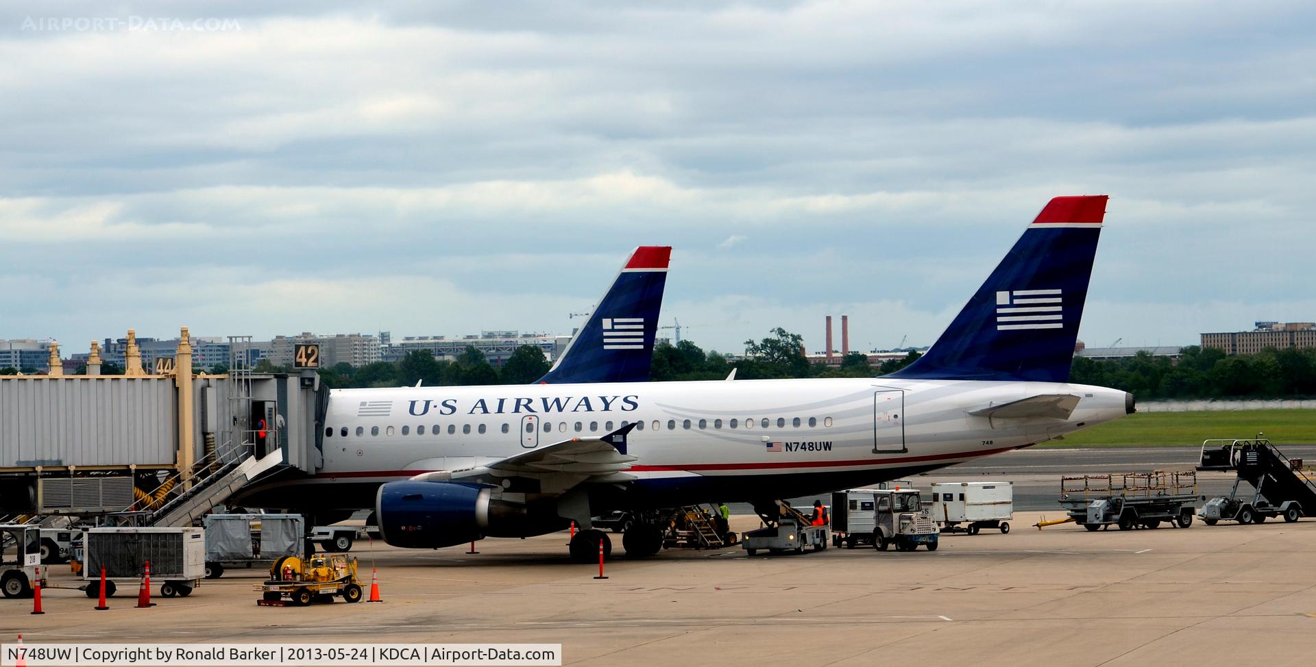 N748UW, 2000 Airbus A319-112 C/N 1311, Gate 42 DCA