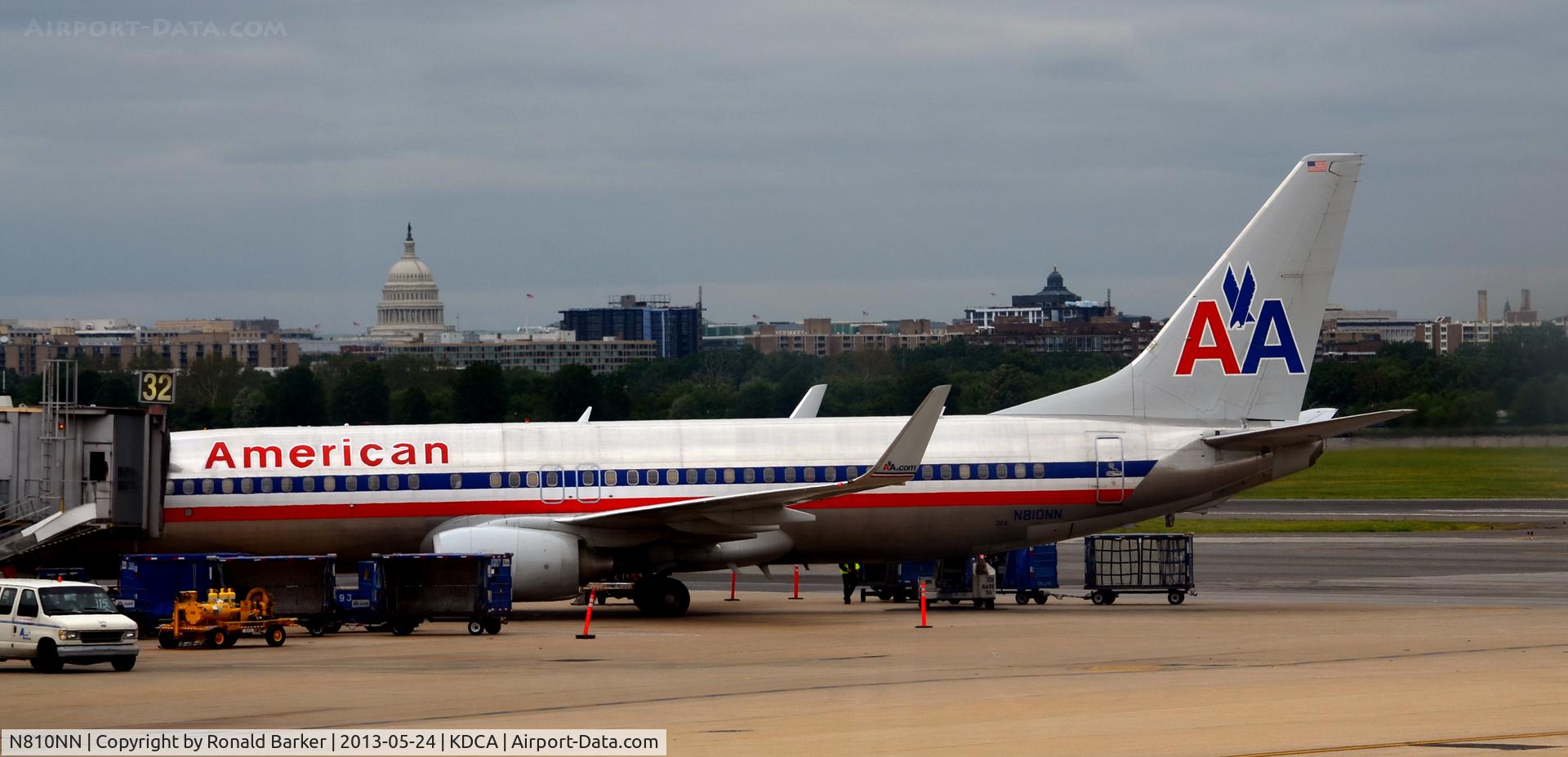 N810NN, 2009 Boeing 737-823 C/N 33207, Gate 26 DCA