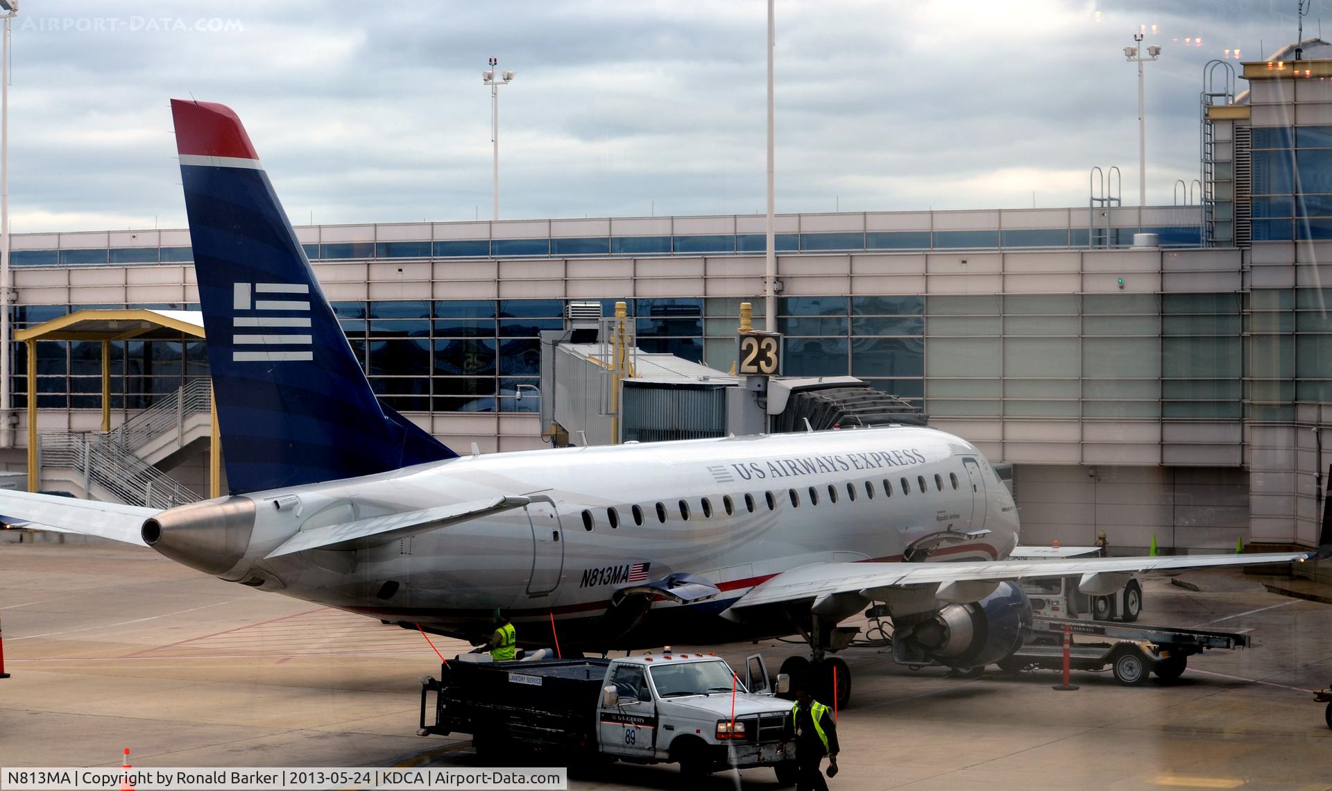 N813MA, 2004 Embraer 170SU (ERJ-170-100SU) C/N 17000031, Gate 23 DCA