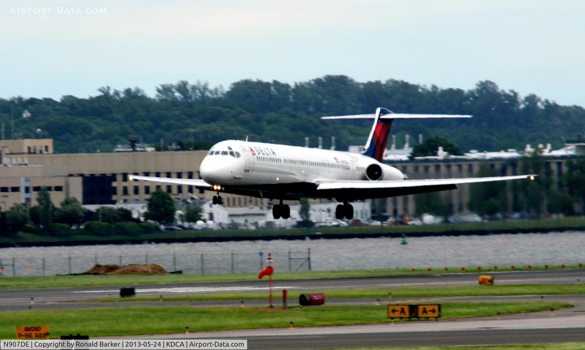 N907DE, 1992 McDonnell Douglas MD-88 C/N 53416, Approach to DCA