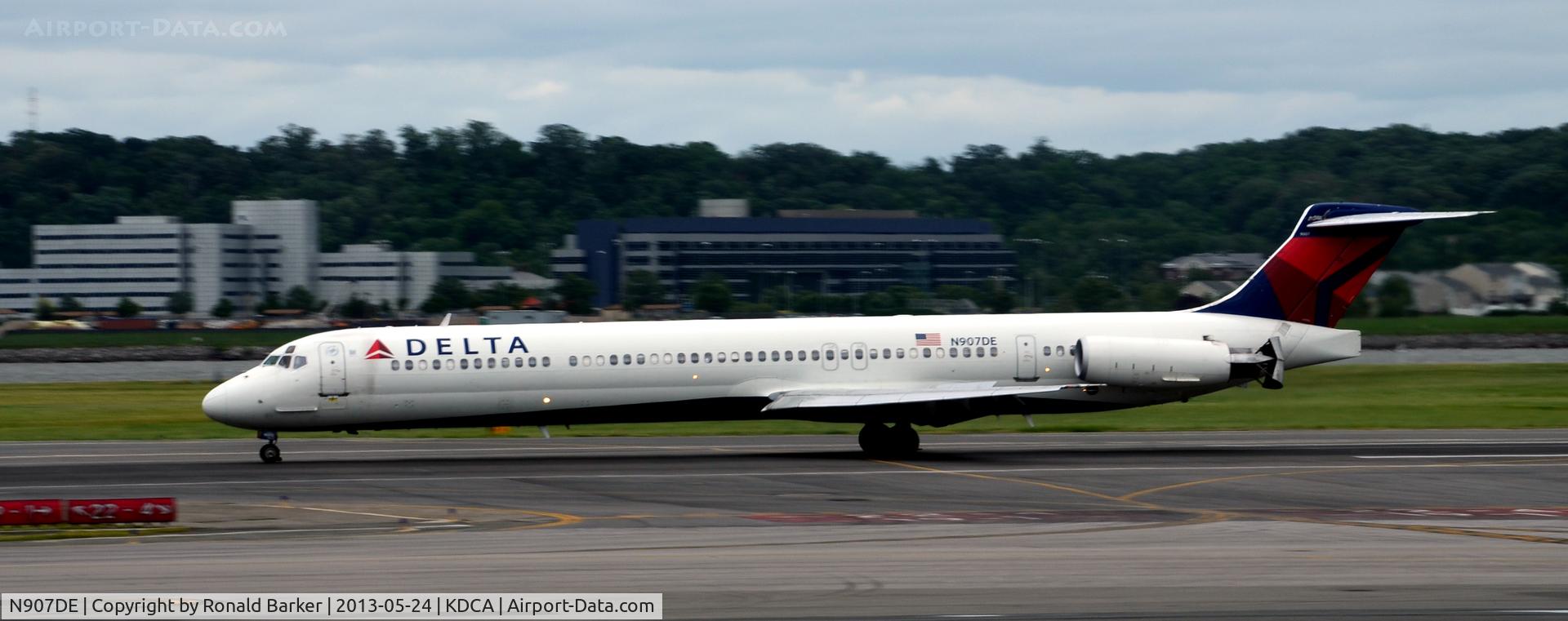 N907DE, 1992 McDonnell Douglas MD-88 C/N 53416, Landing DCA check the thrust reversers