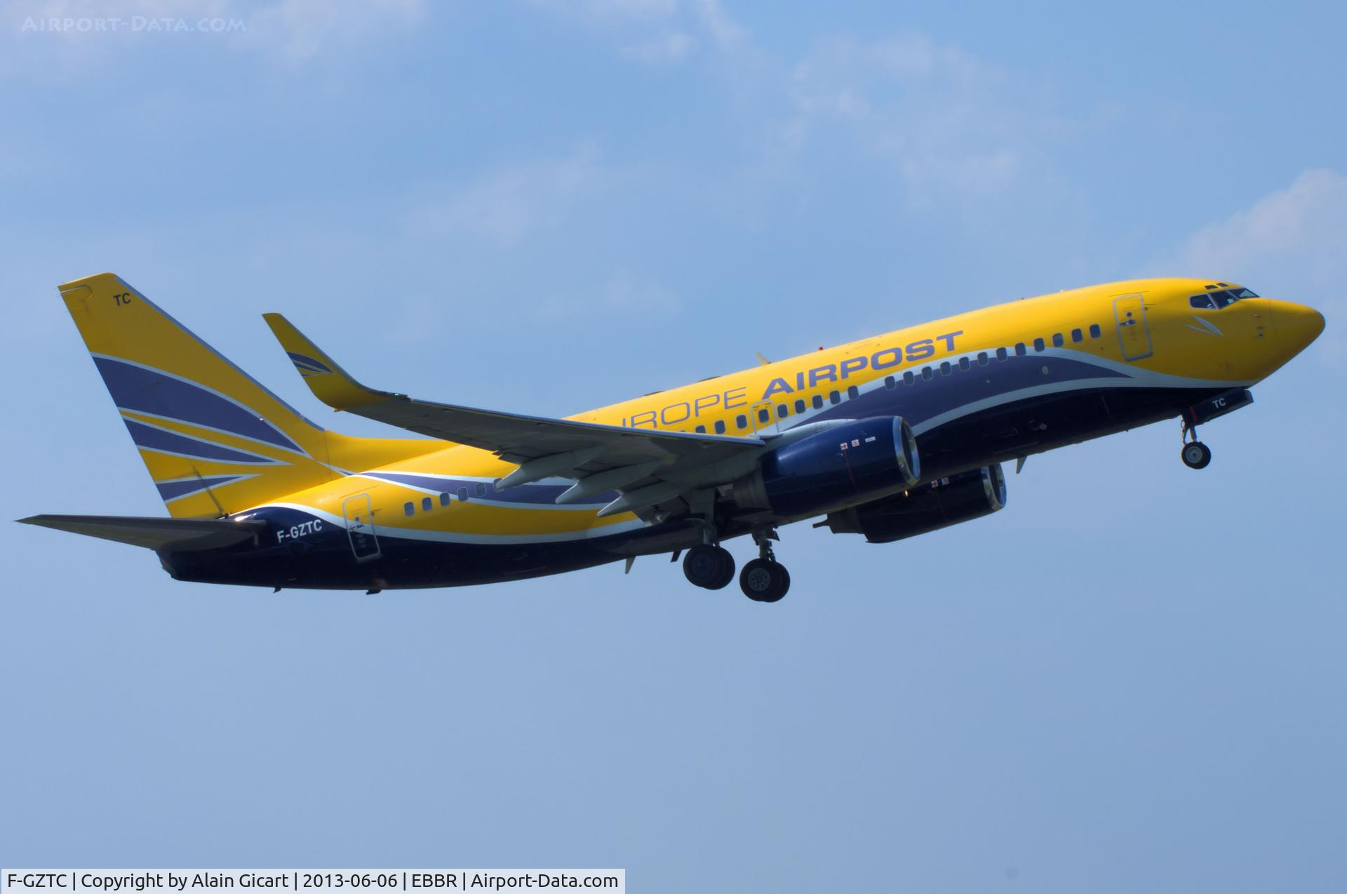 F-GZTC, 2002 Boeing 737-73V C/N 32414, Take off