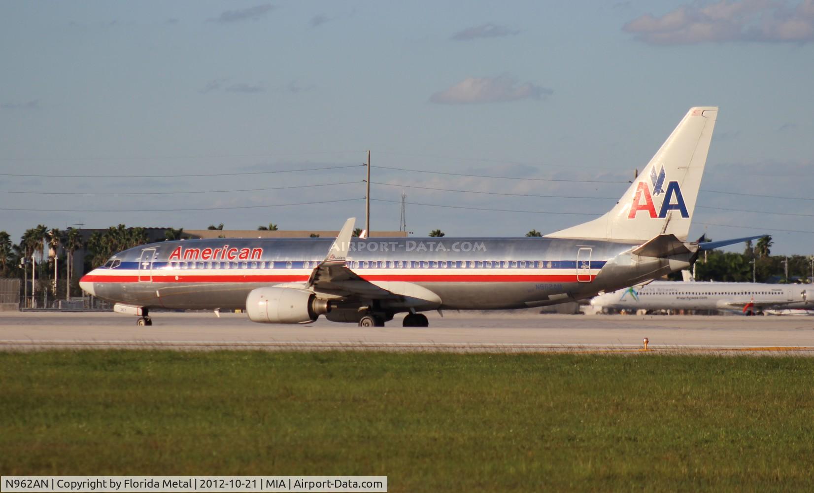 N962AN, 2001 Boeing 737-823 C/N 30858, American 737-800