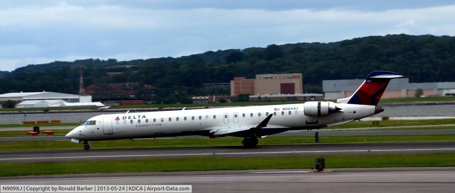 N909XJ, 2007 Bombardier CRJ-900ER (CL-600-2D24) C/N 15141, Landing roll DCA check the thrust reversers