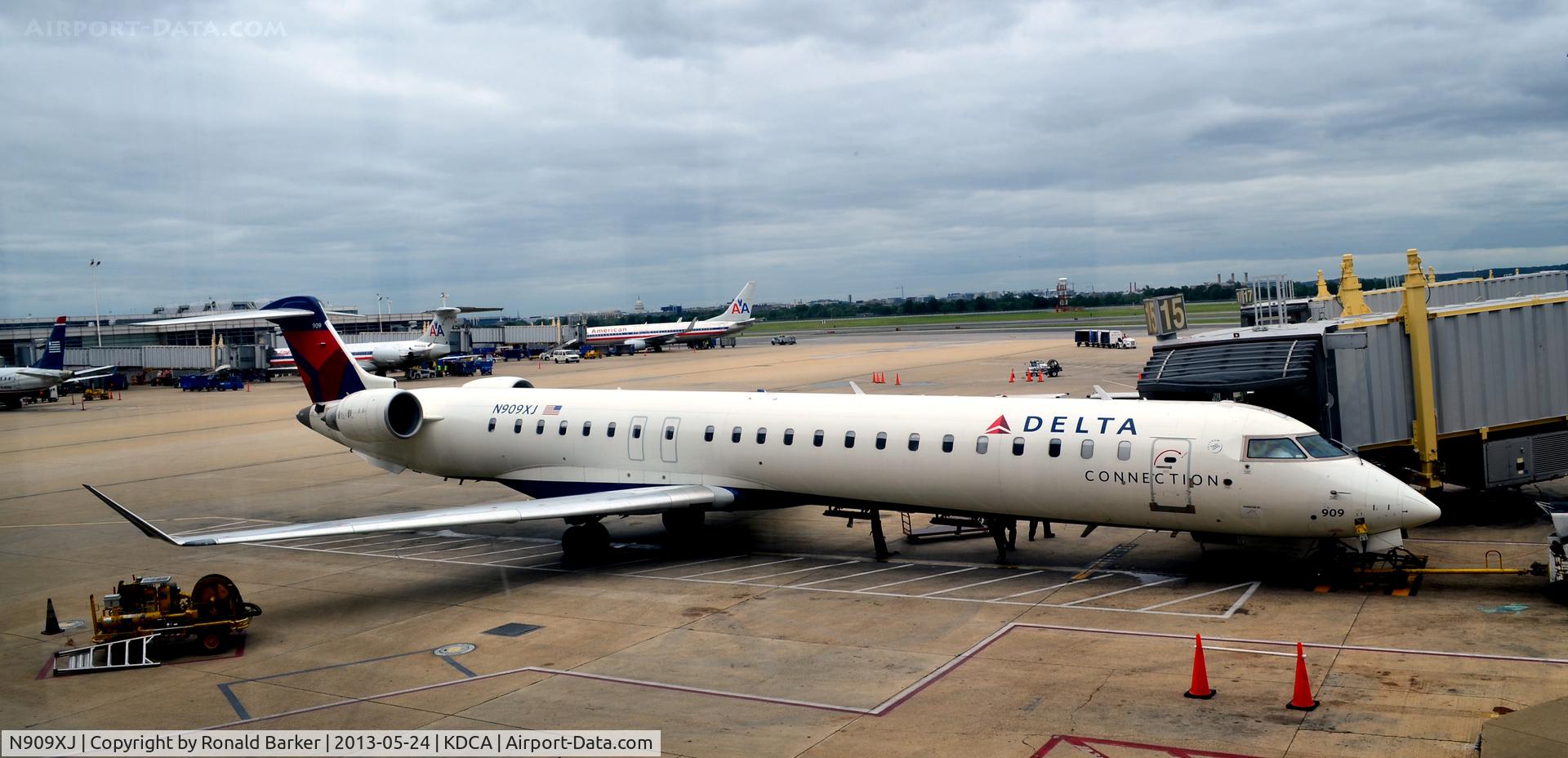 N909XJ, 2007 Bombardier CRJ-900ER (CL-600-2D24) C/N 15141, Gate 15 DCA