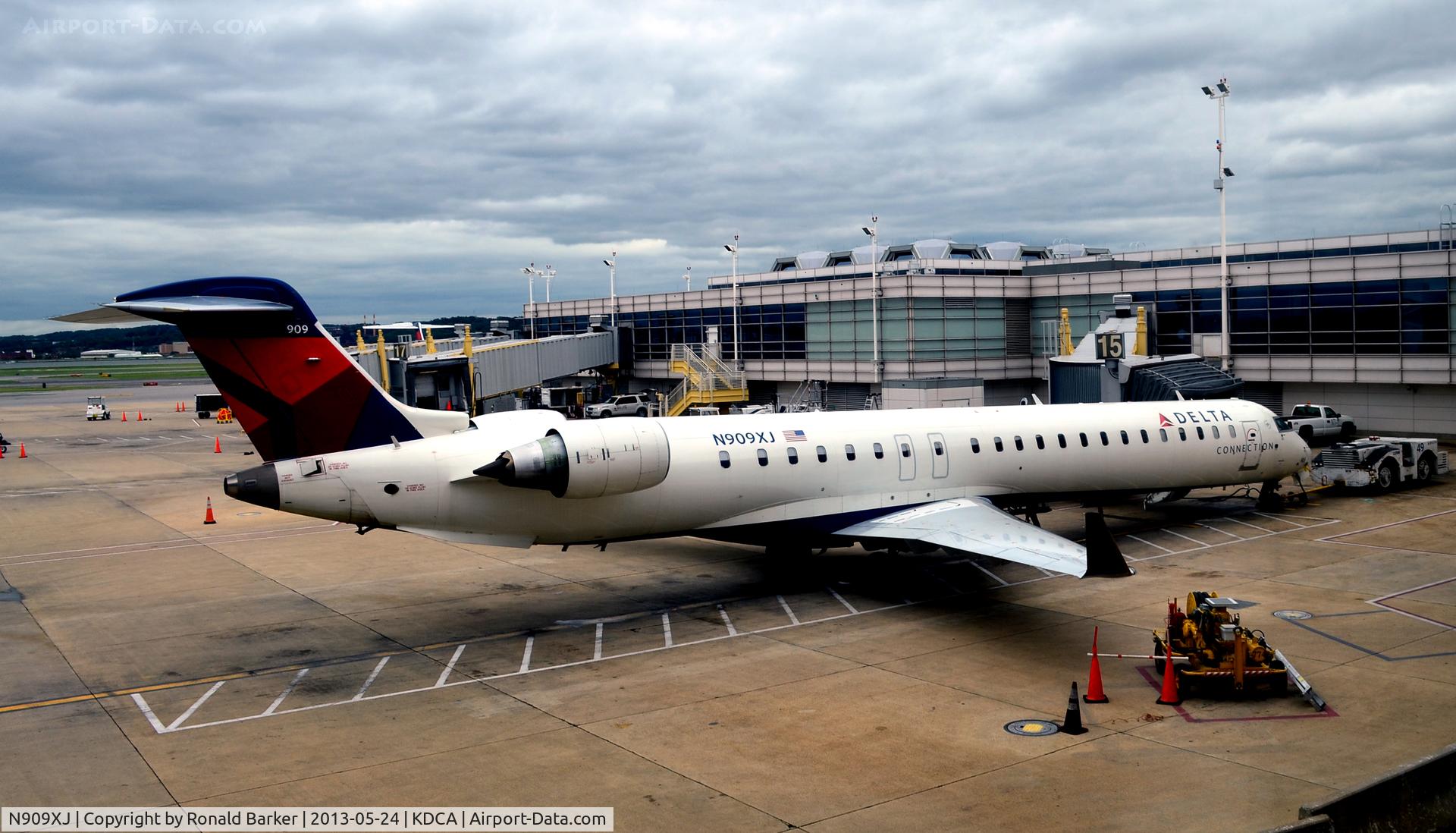 N909XJ, 2007 Bombardier CRJ-900ER (CL-600-2D24) C/N 15141, Gate 15 DCA