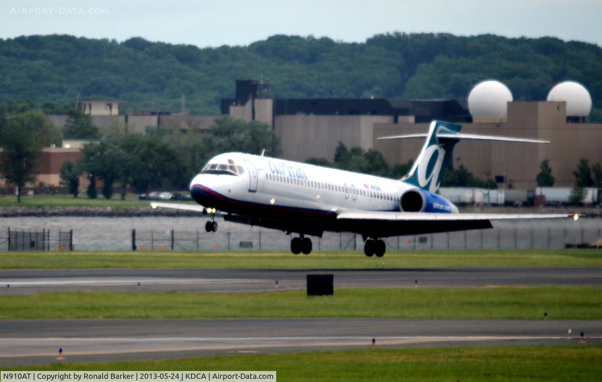N910AT, 2001 Boeing 717-200 C/N 55086, Approach to DCA