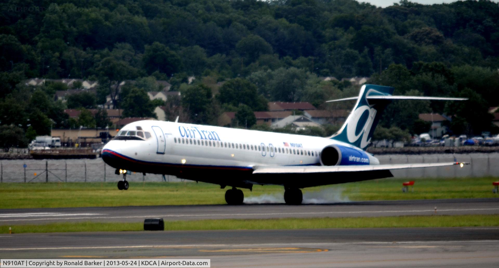 N910AT, 2001 Boeing 717-200 C/N 55086, Touch down DCA