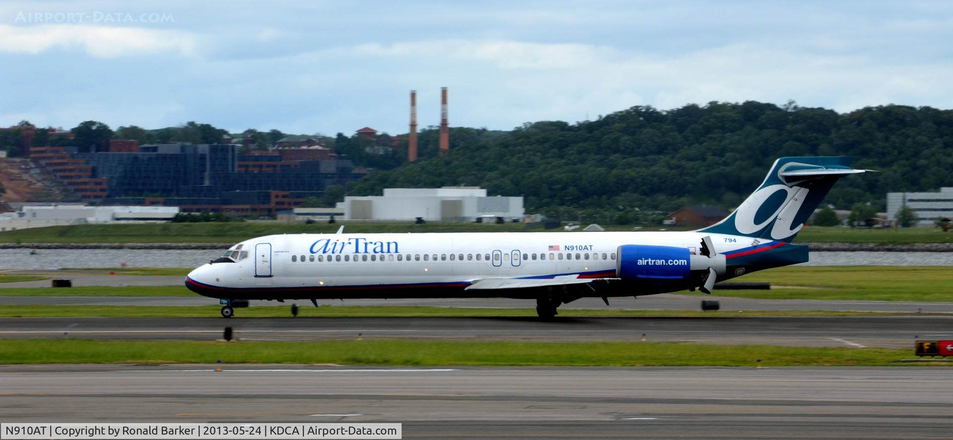 N910AT, 2001 Boeing 717-200 C/N 55086, Landing roll DCA  check the thrust reversers