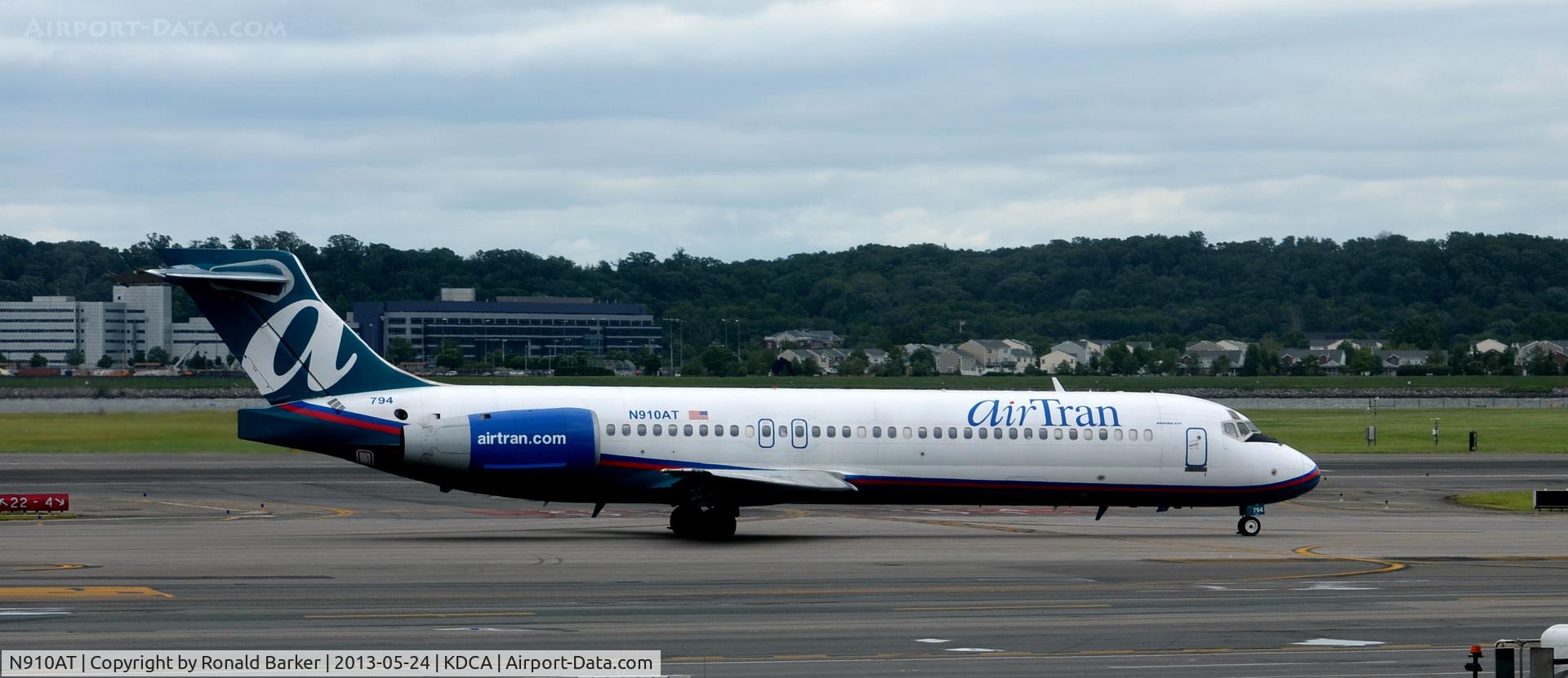 N910AT, 2001 Boeing 717-200 C/N 55086, Taxi DCA