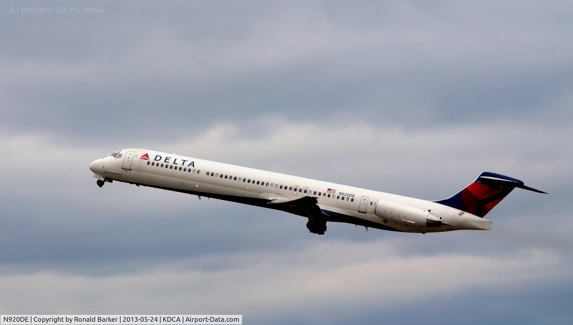 N920DE, 1993 McDonnell Douglas MD-88 C/N 53423, Takeoff DCA